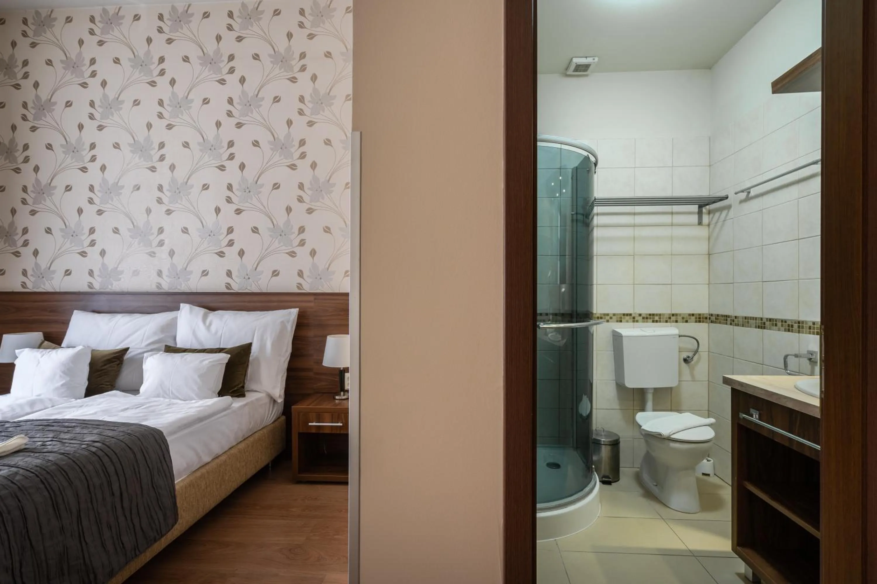 Shower, Bed in Elit Boutique Rooms- Best Location by BQA