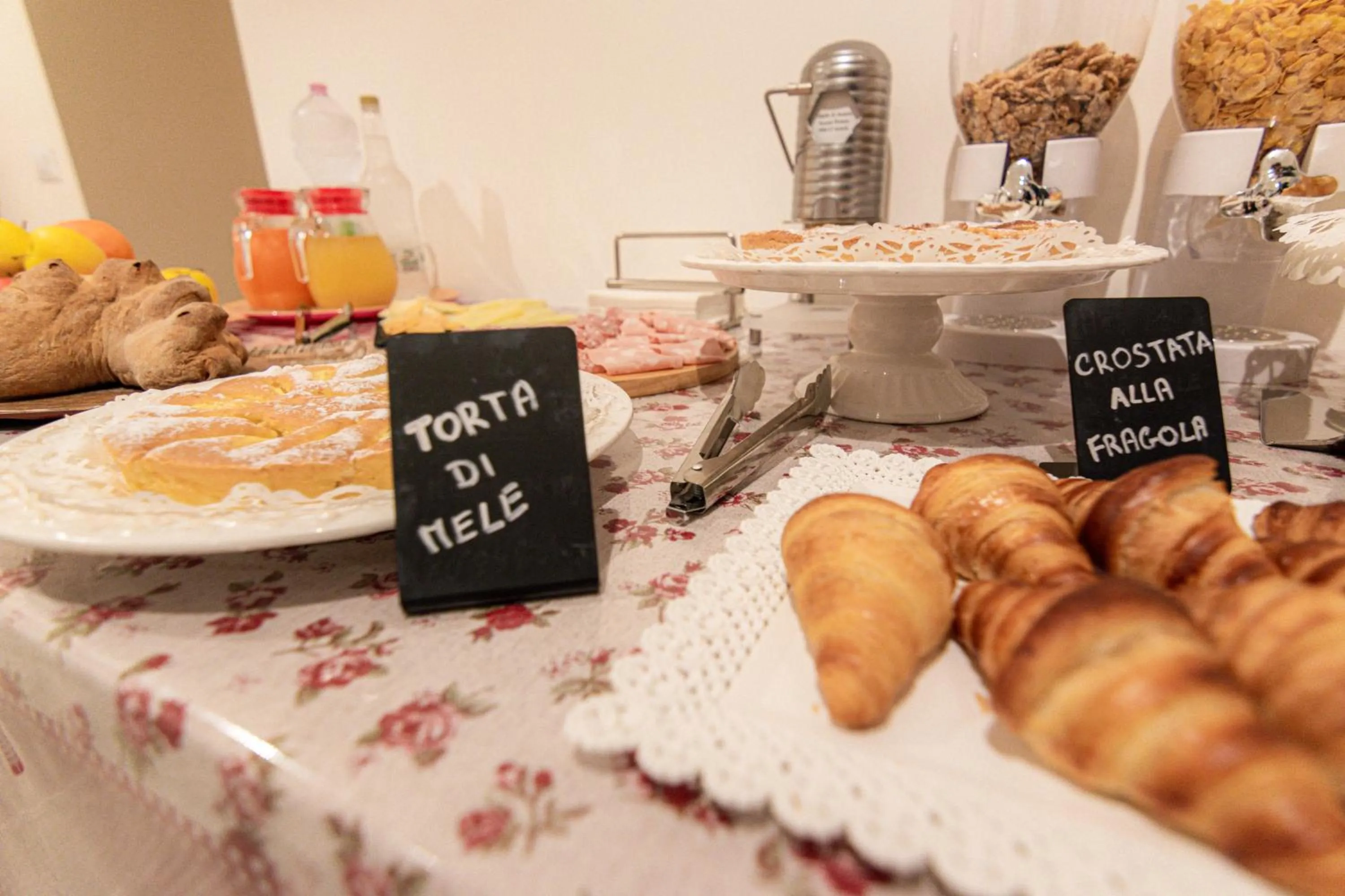 Buffet breakfast in Profumi di Primavera Luxury Rooms & Suite