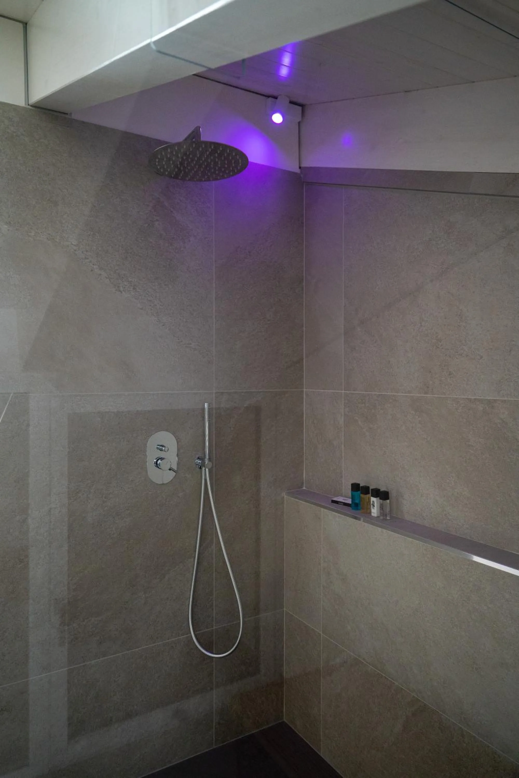 Shower in Profumi di Primavera Luxury Rooms & Suite