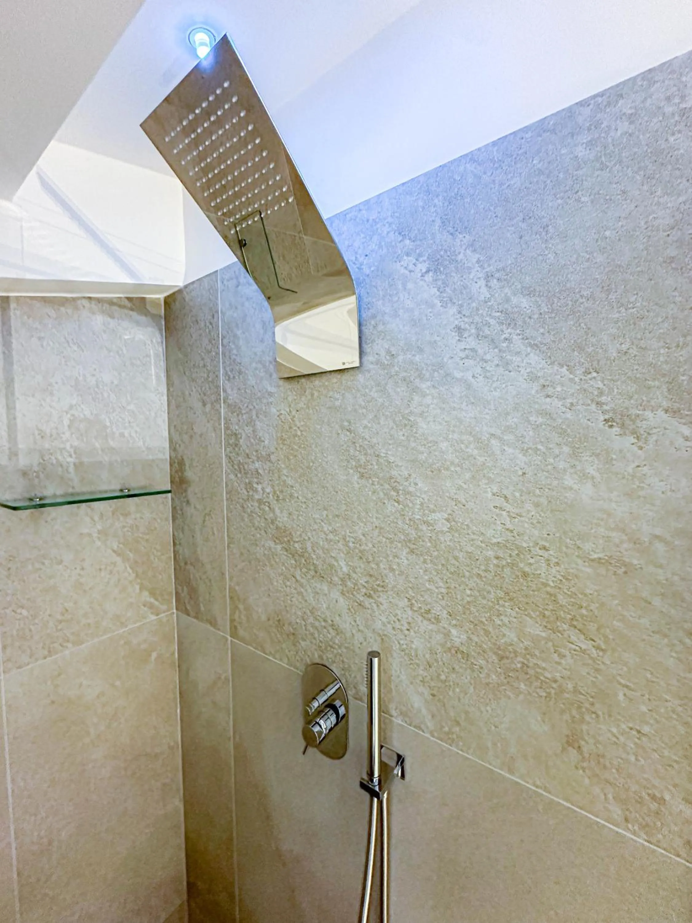 Shower in Profumi di Primavera Luxury Rooms & Suite