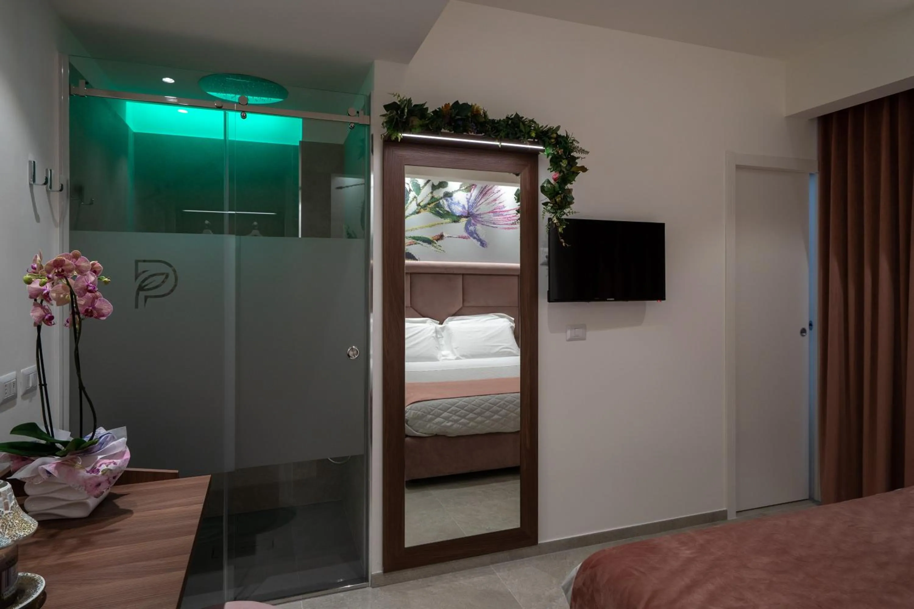Shower, Bed in Profumi di Primavera Luxury Rooms & Suite