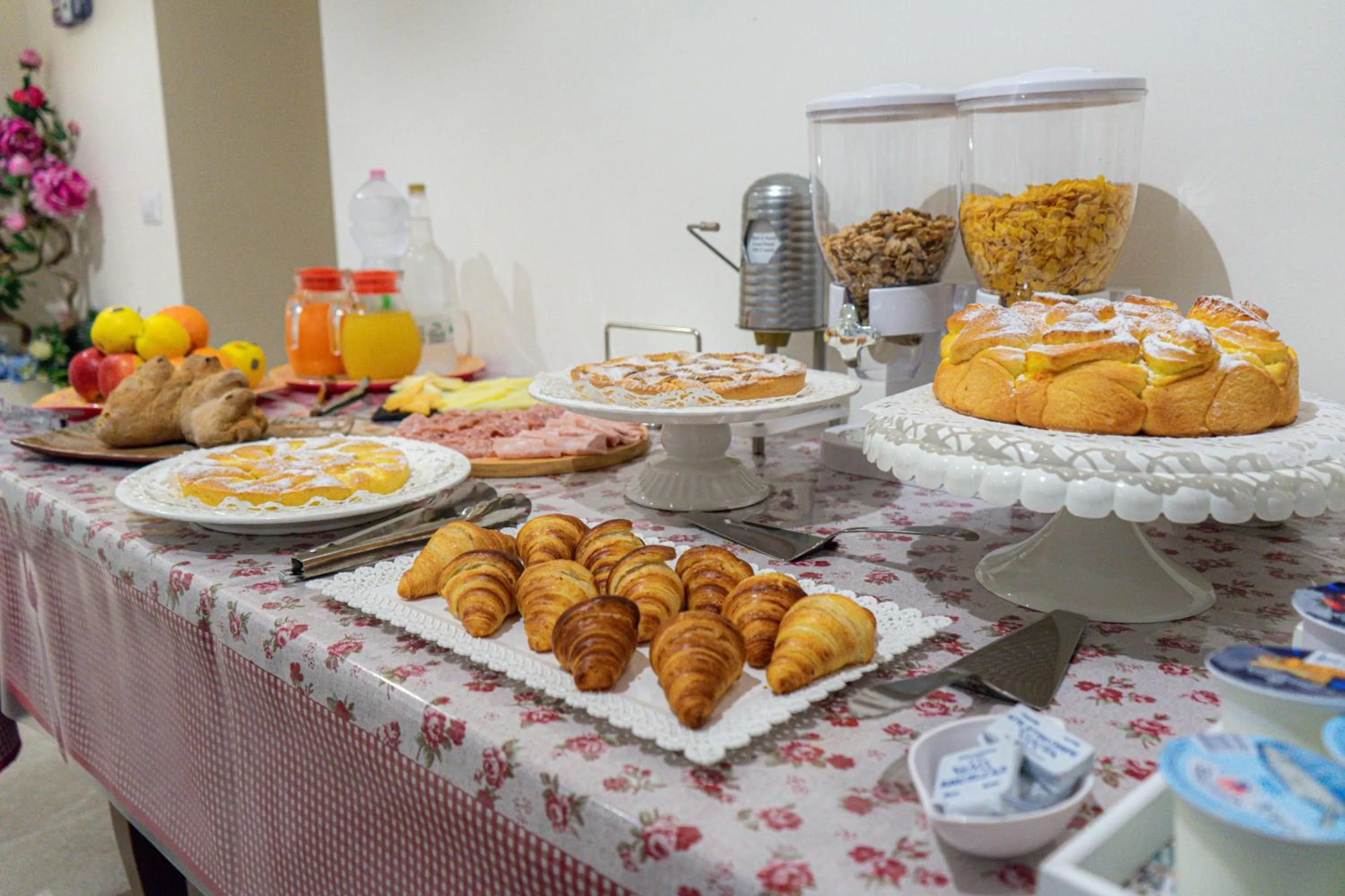 Buffet breakfast in Profumi di Primavera Luxury Rooms & Suite
