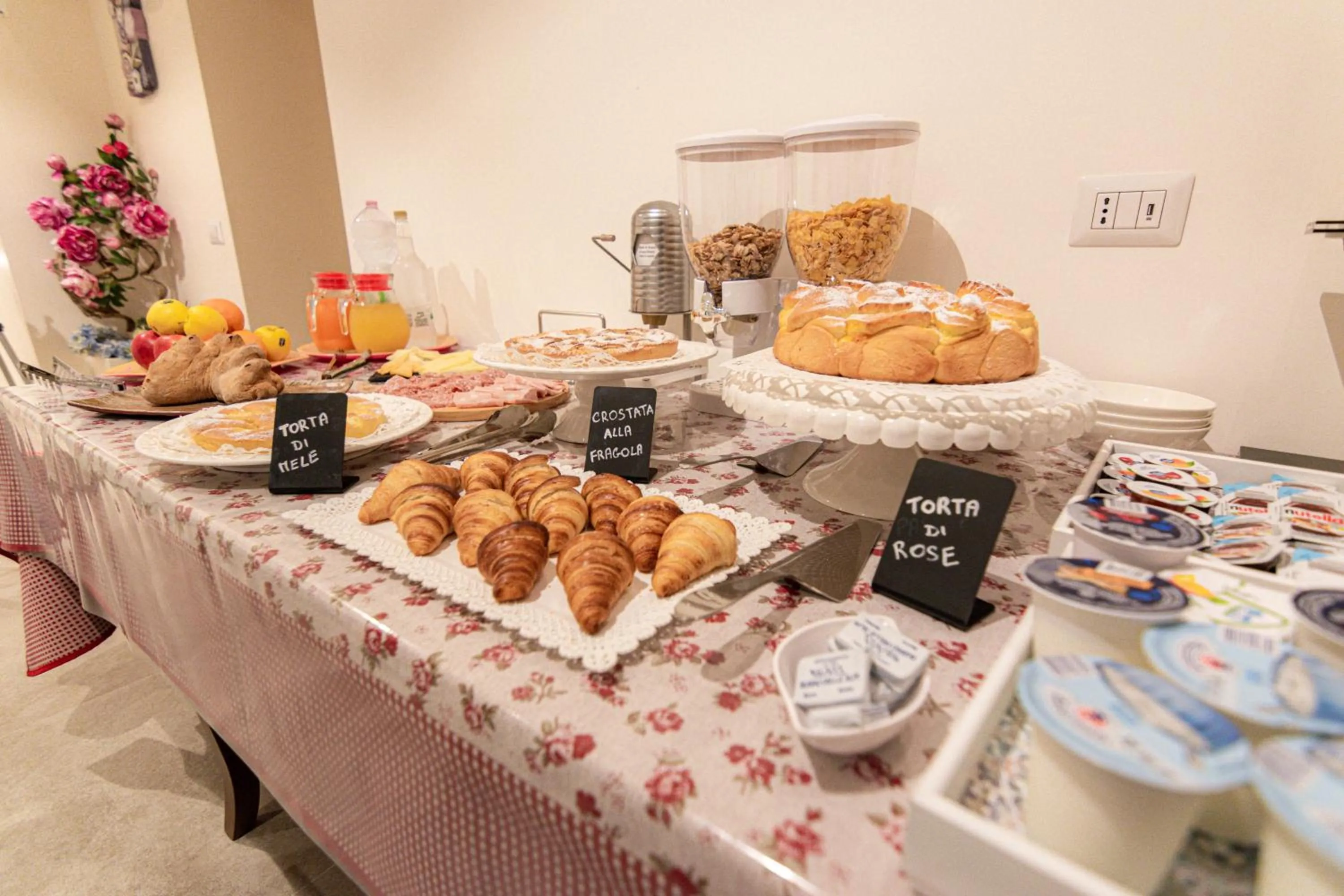 Buffet breakfast in Profumi di Primavera Luxury Rooms & Suite