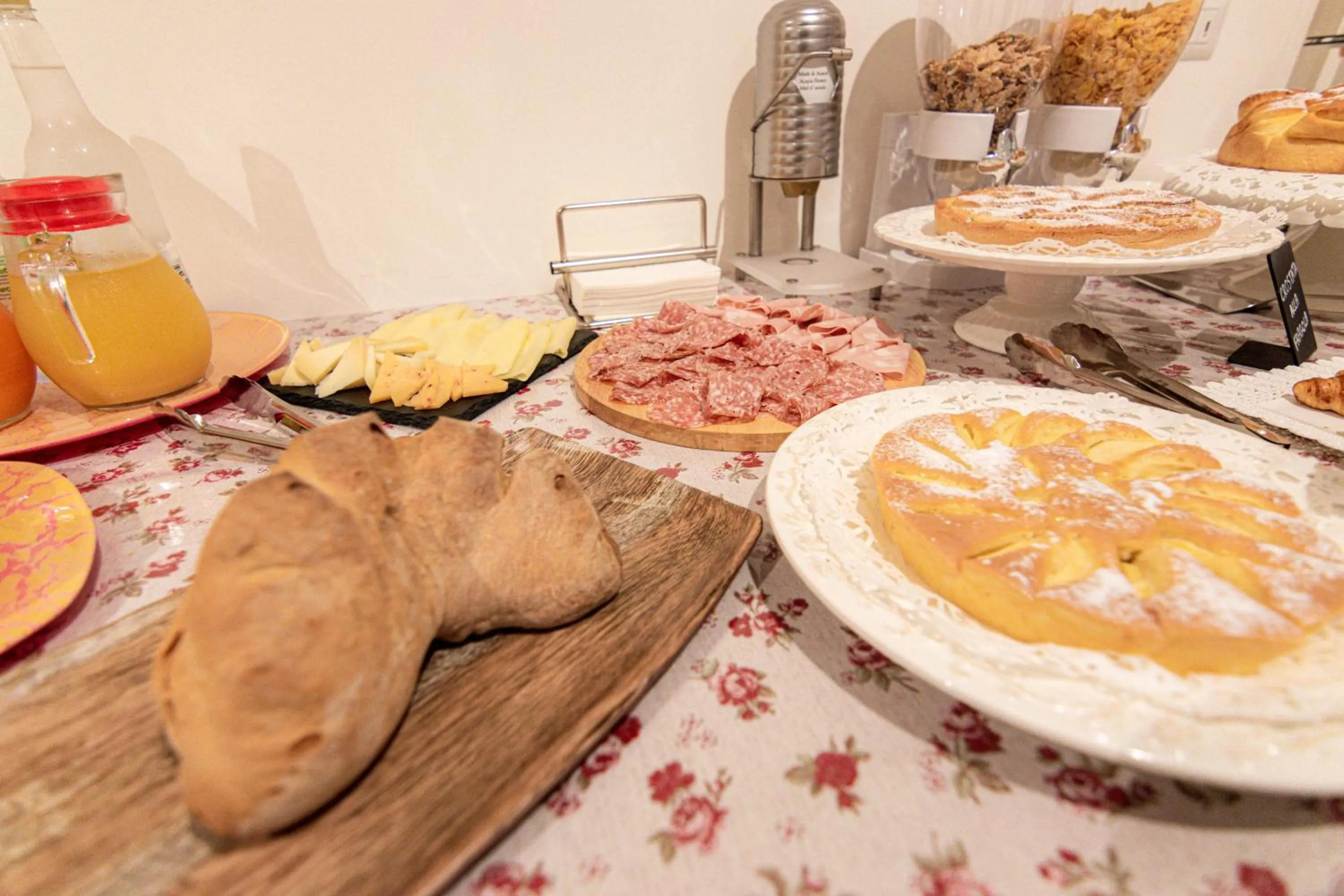 Buffet breakfast in Profumi di Primavera Luxury Rooms & Suite