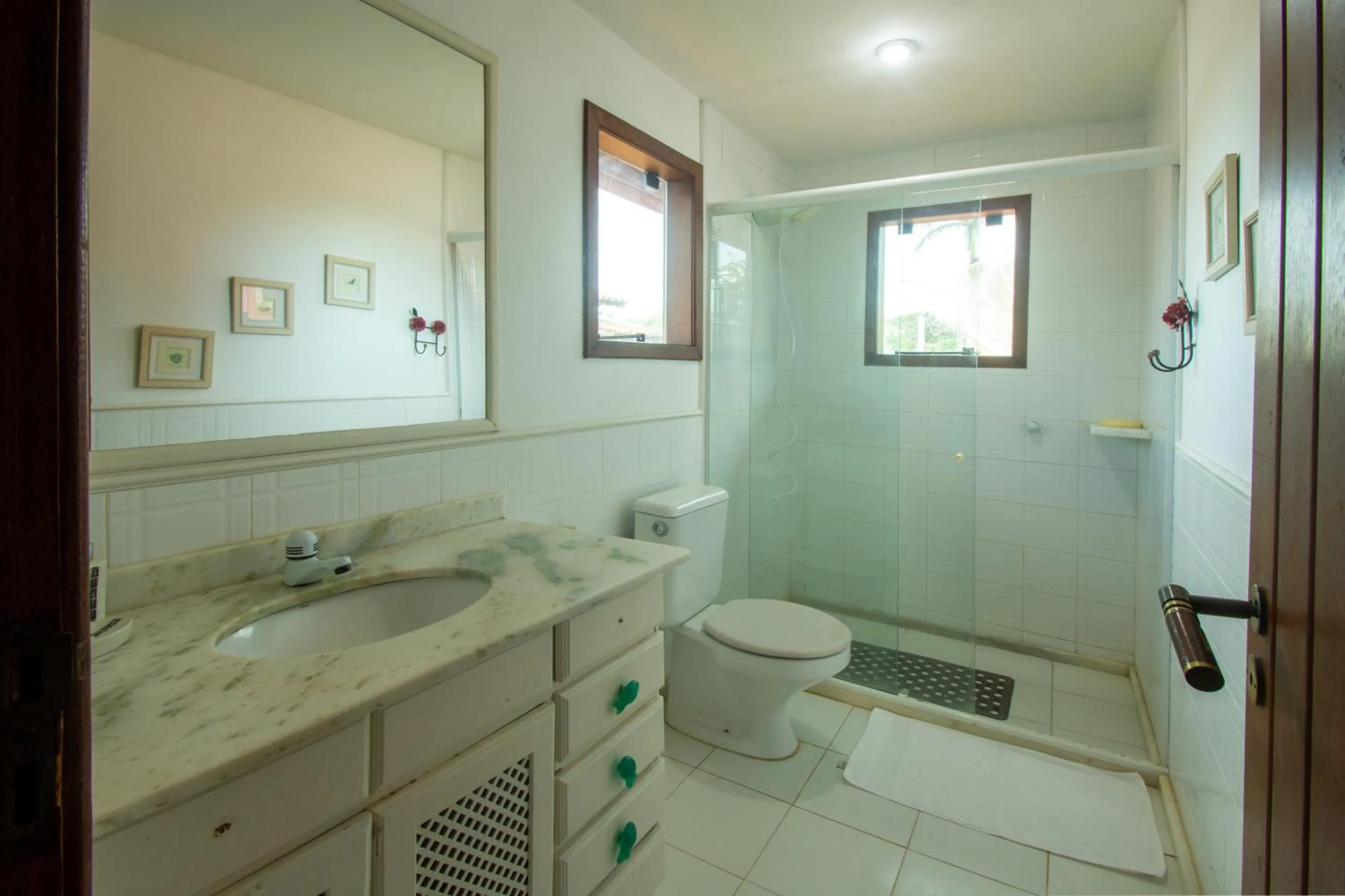 Shower, Bathroom in Pousada Bella Geriba Buzios