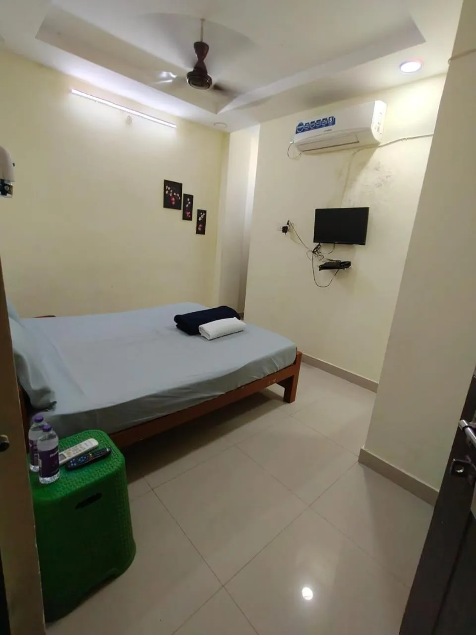 View (from property/room), Bed in Hotel Yellow Bells