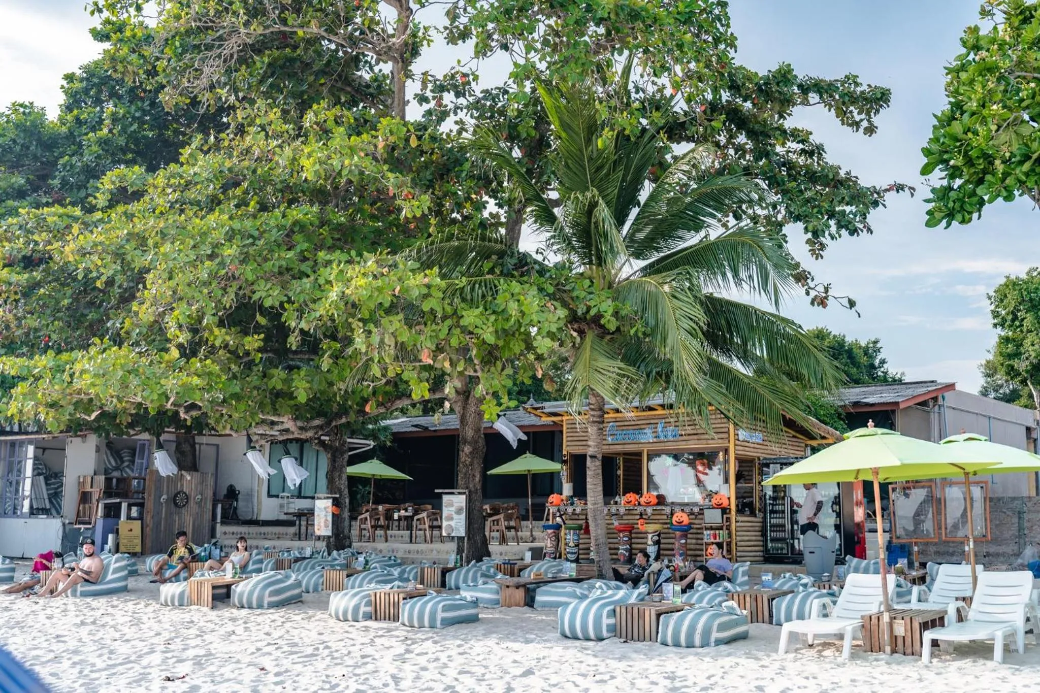 Lounge or bar in Diamond Beach Resort