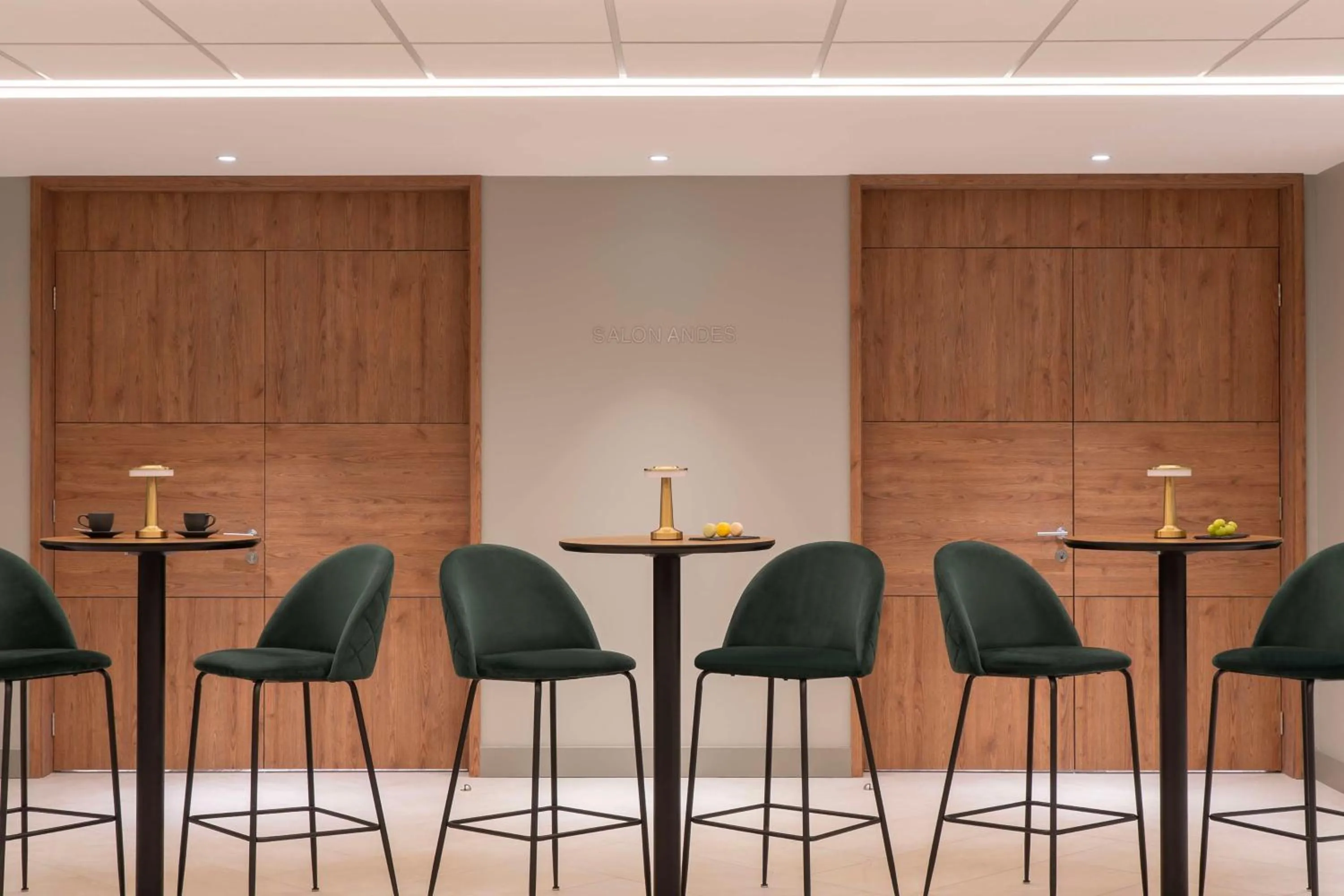 Restaurant/places to eat in NH Ciudad de Santiago