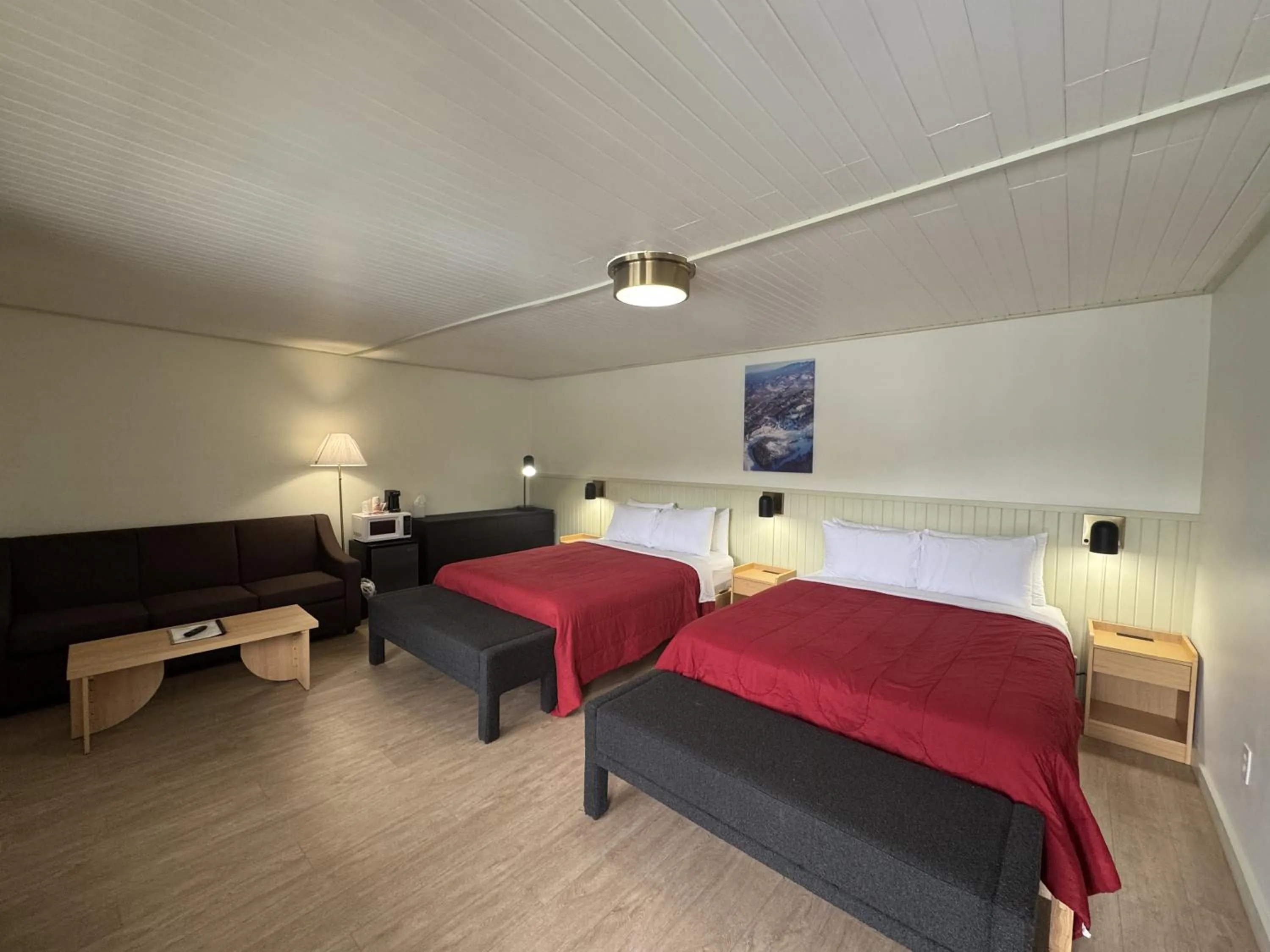 Photo of the whole room, Bed in Ski Mountain Lodge