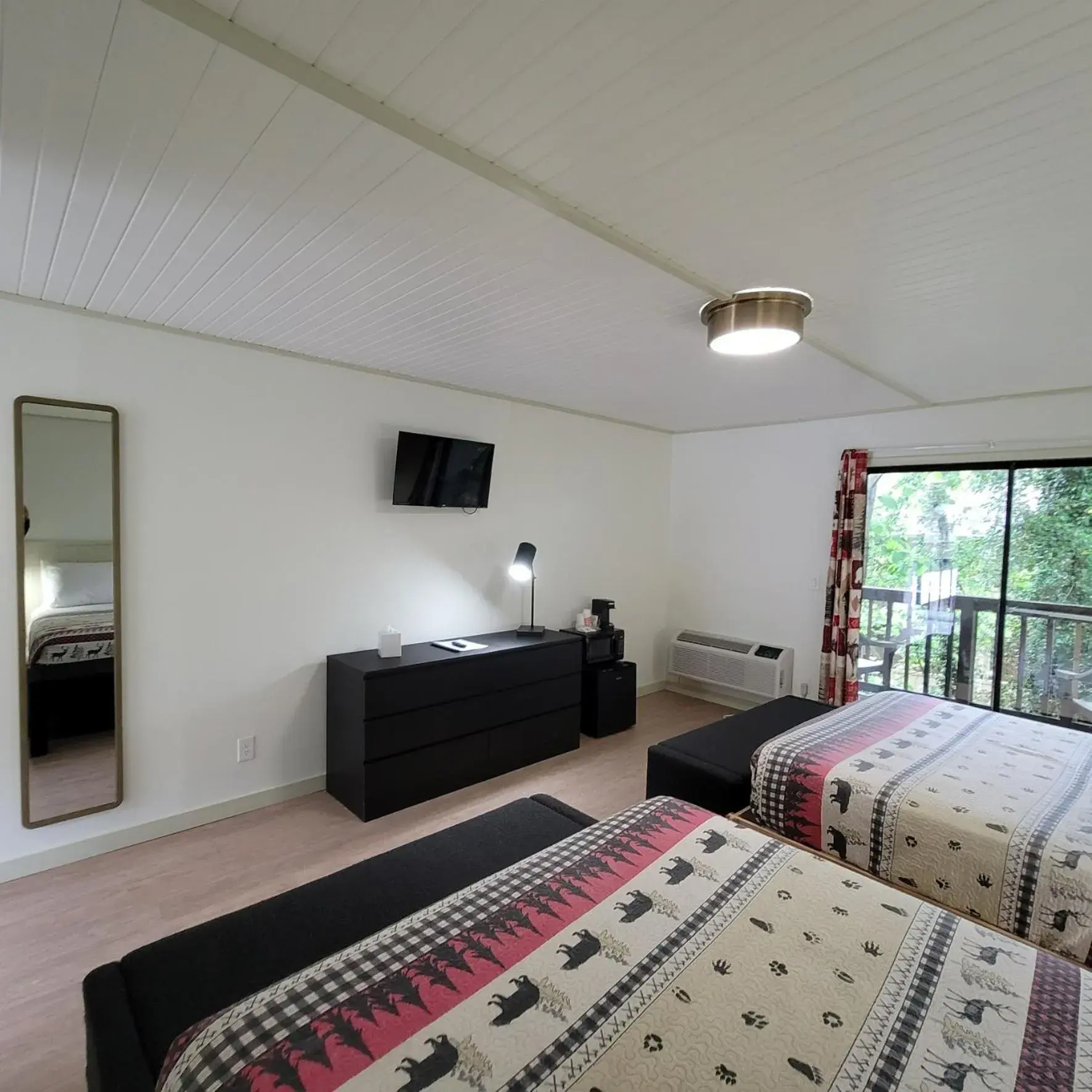 Superior Queen Room with Two Queen Beds in Ski Mountain Lodge Superior Queen Room with Two Queen Beds in Ski Mountain Lodge