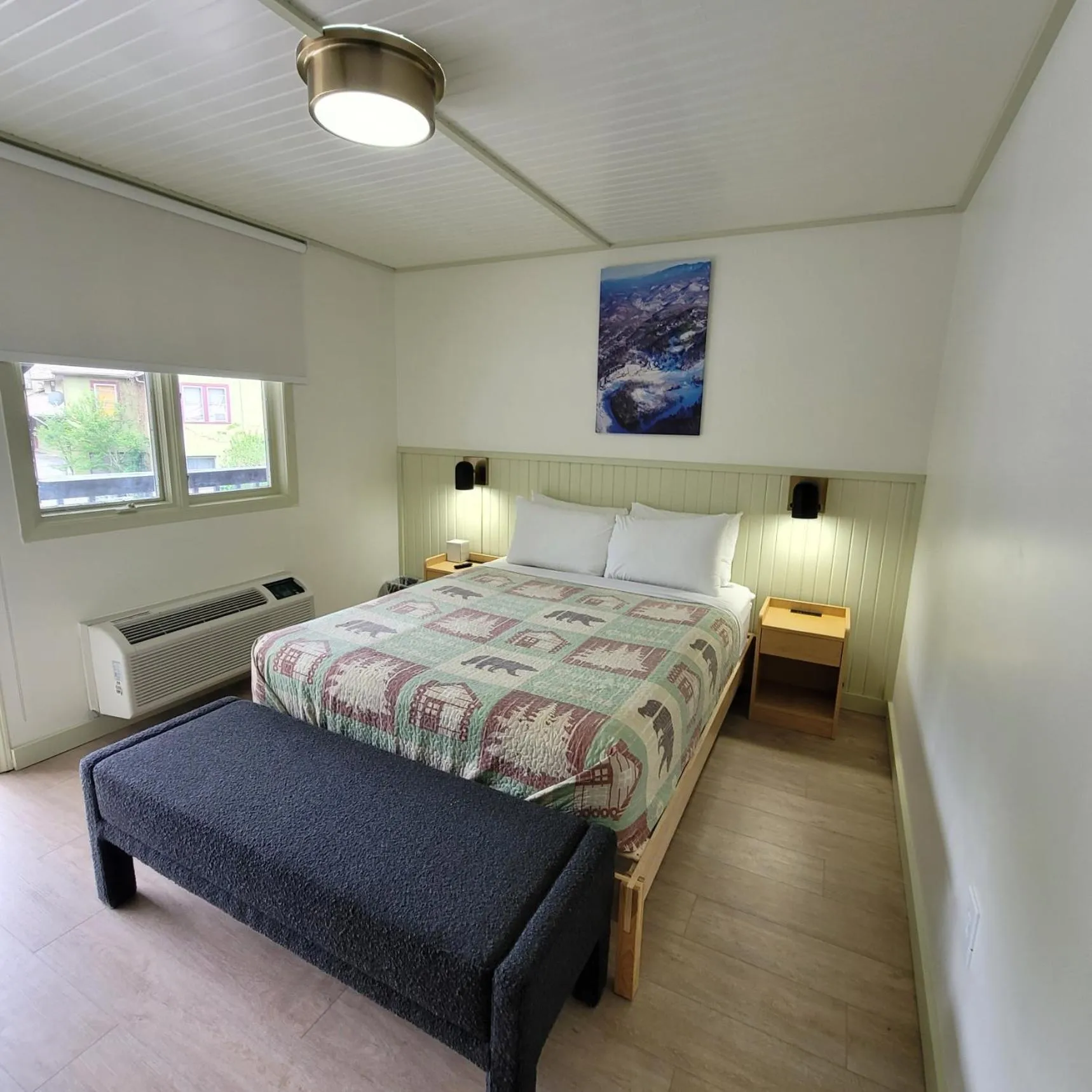 Photo of the whole room, Bed in Ski Mountain Lodge