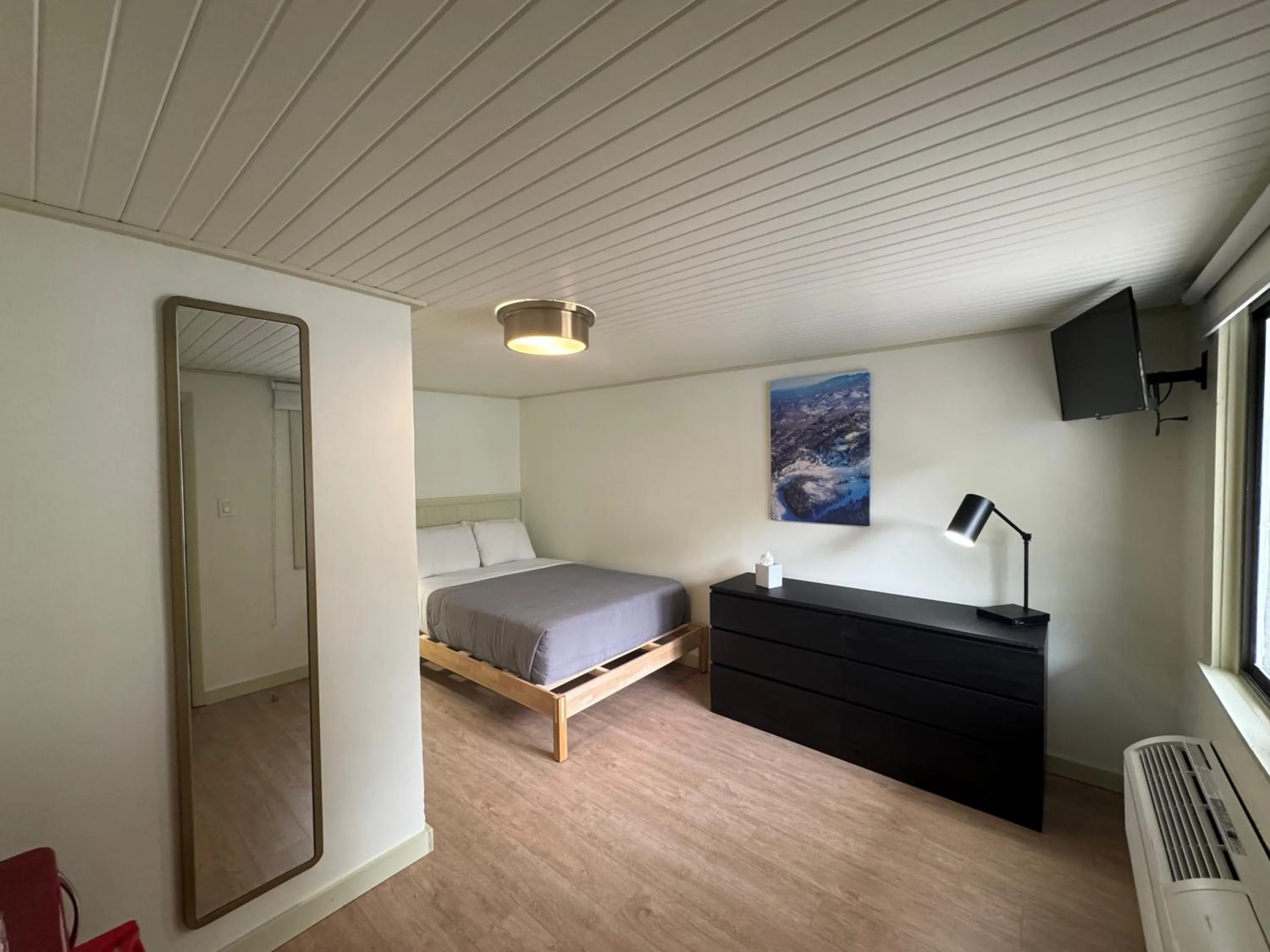 Photo of the whole room, Bed in Ski Mountain Lodge