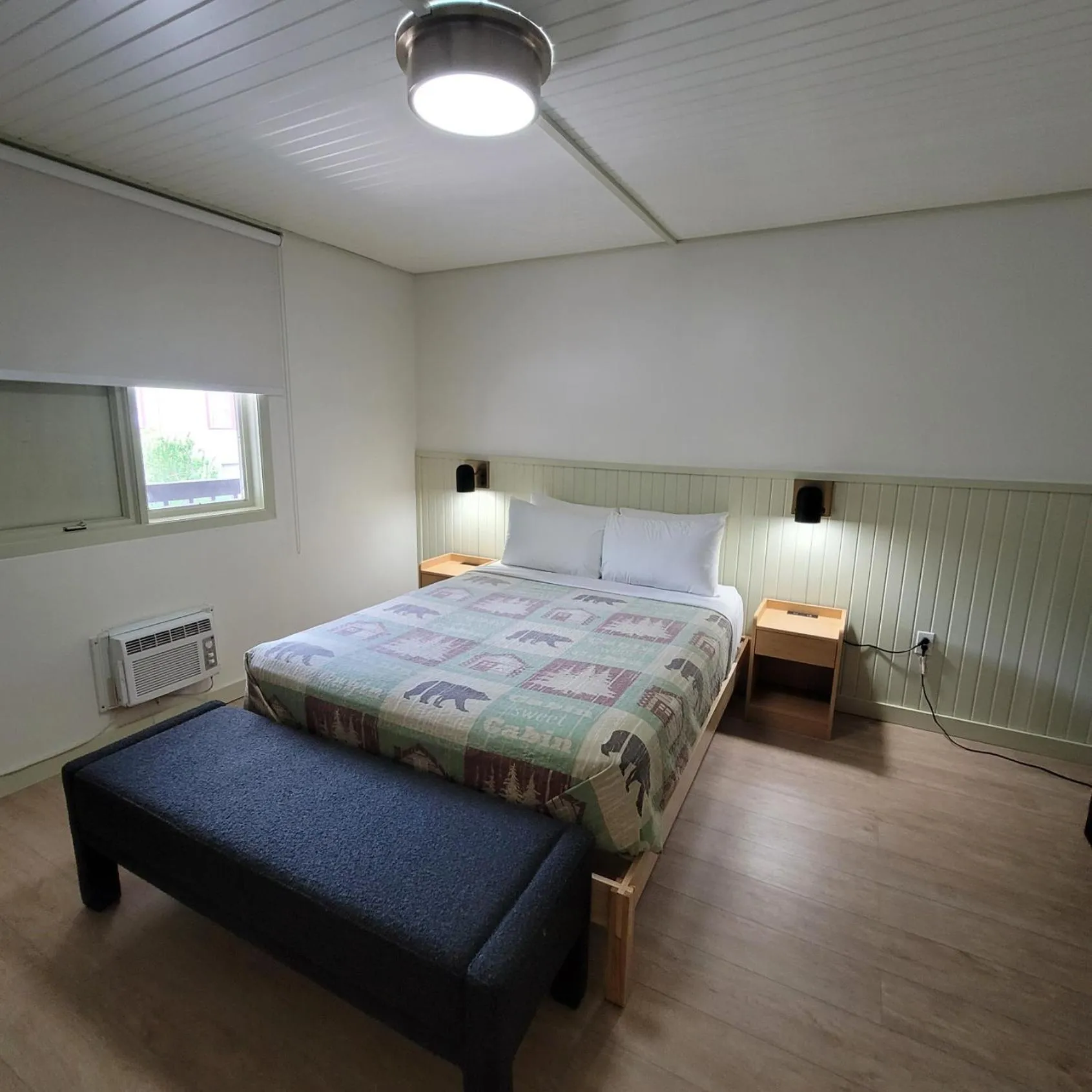 Photo of the whole room, Bed in Ski Mountain Lodge