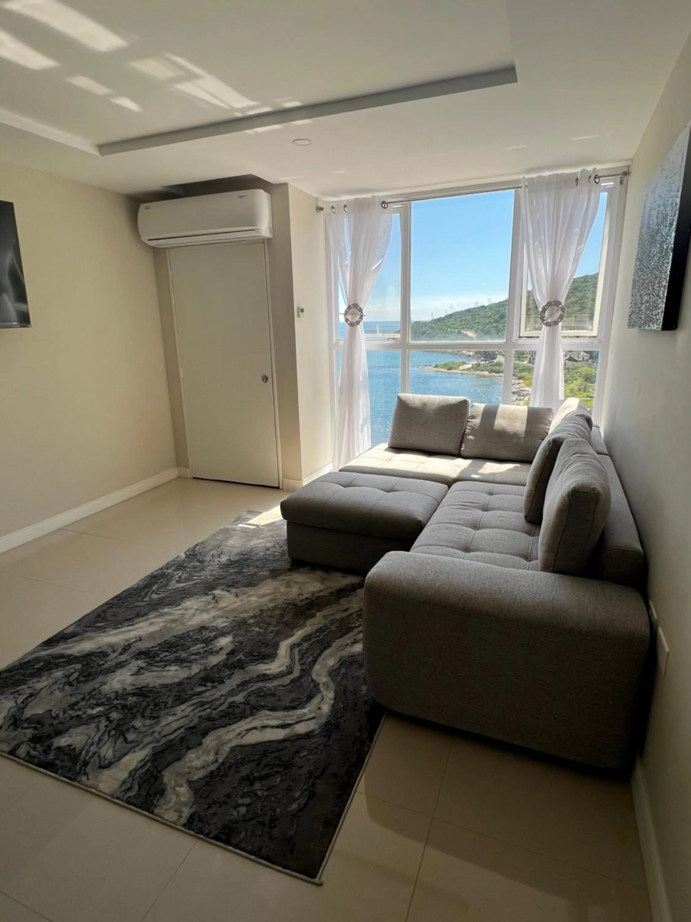 Living room in Large Luxurious Beach Front at Bayfront Villa