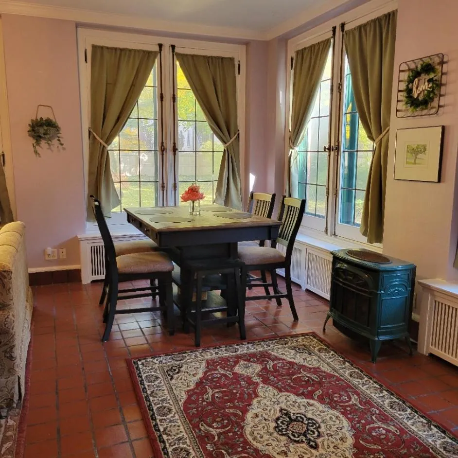 Dining area in Art and Lodging