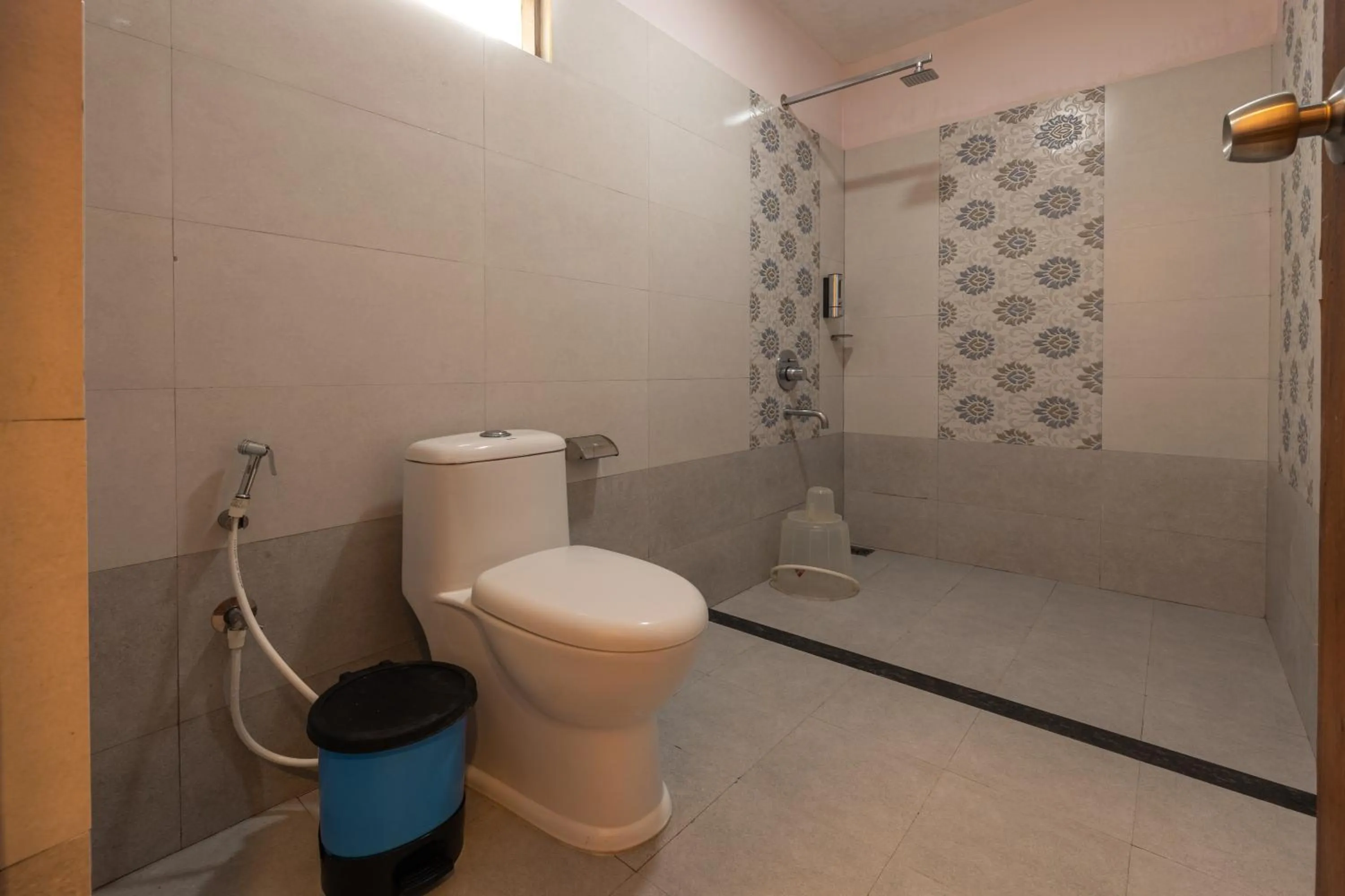 Shower in Avadale Thekkady - Stag Groups Not Allowed