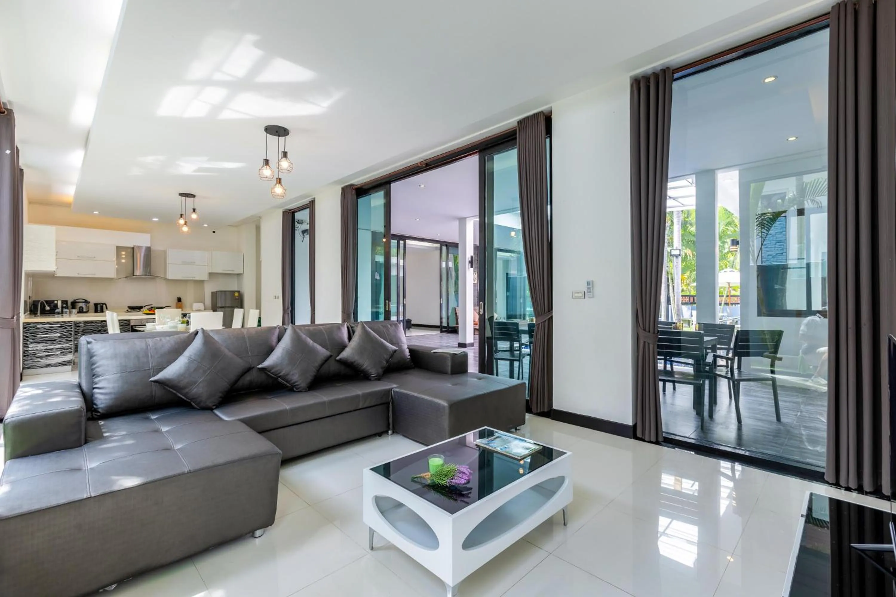 4 Bedroom Modern Pool Villa BL10