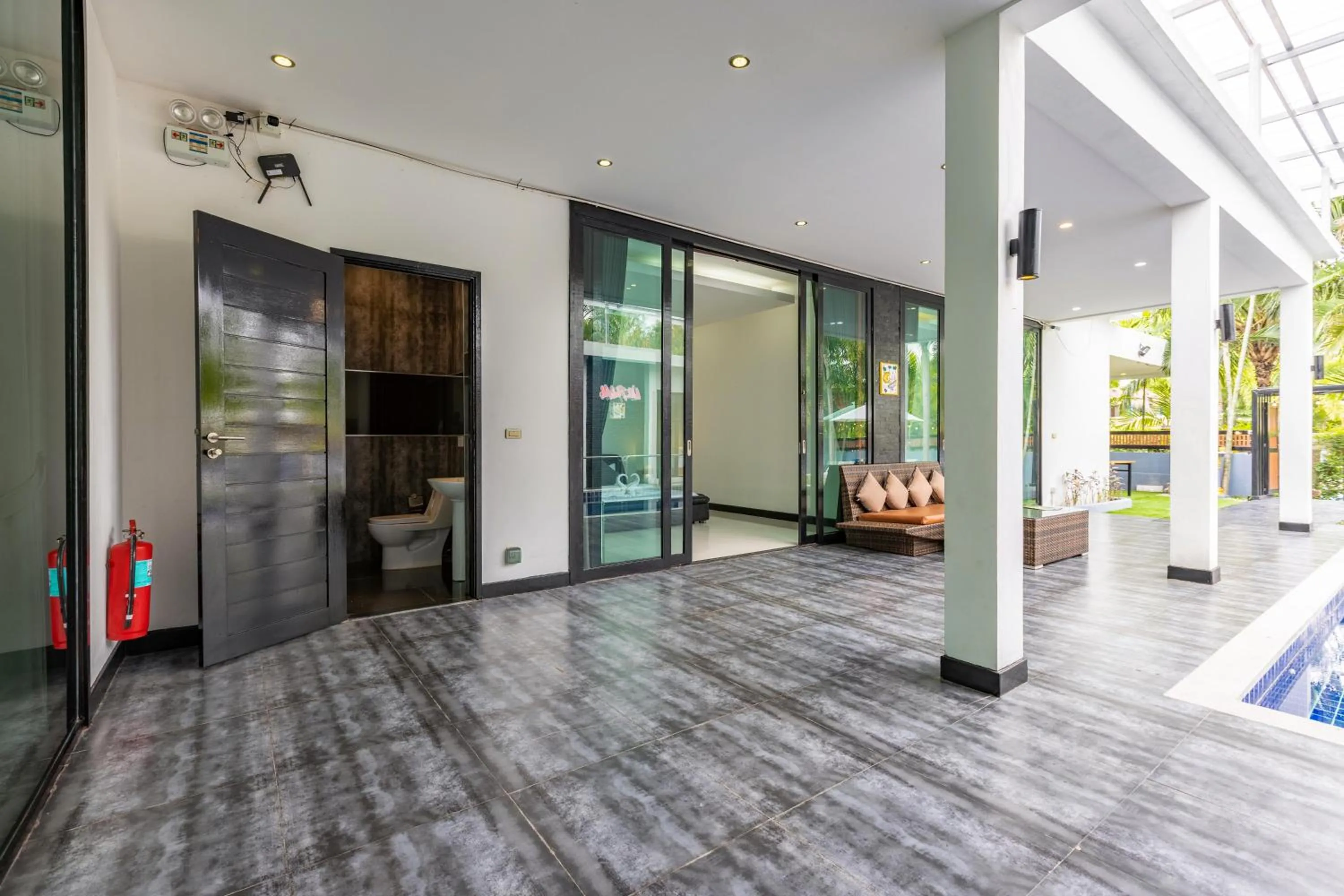 4 Bedroom Modern Pool Villa BL10