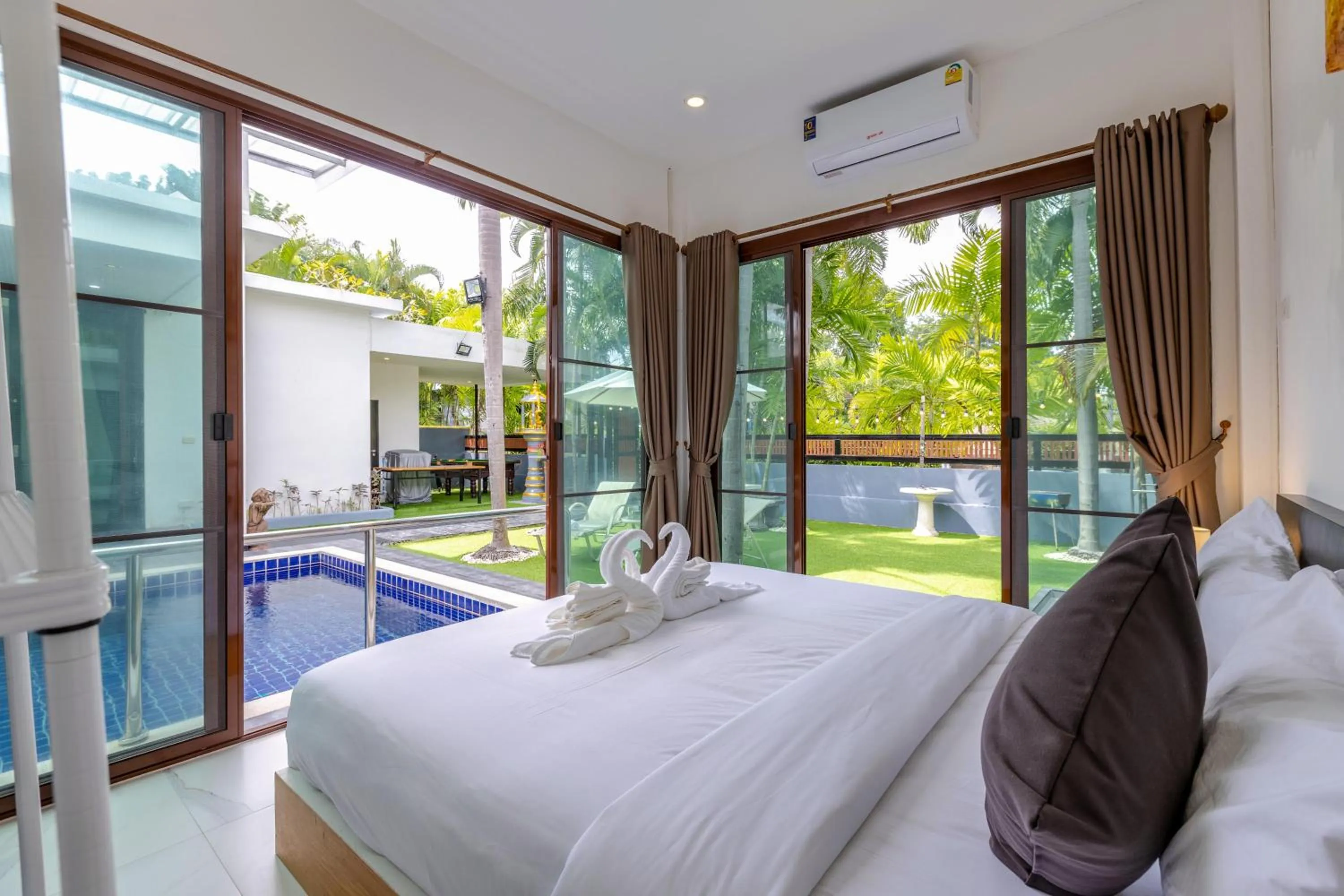 Bed in 4 Bedroom Modern Pool Villa BL10