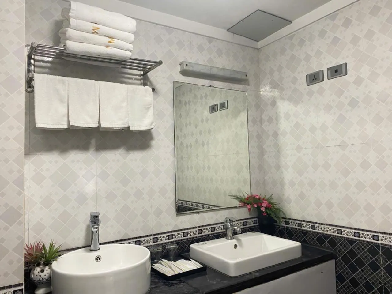 Shower in Moon Hotel Cau Giay