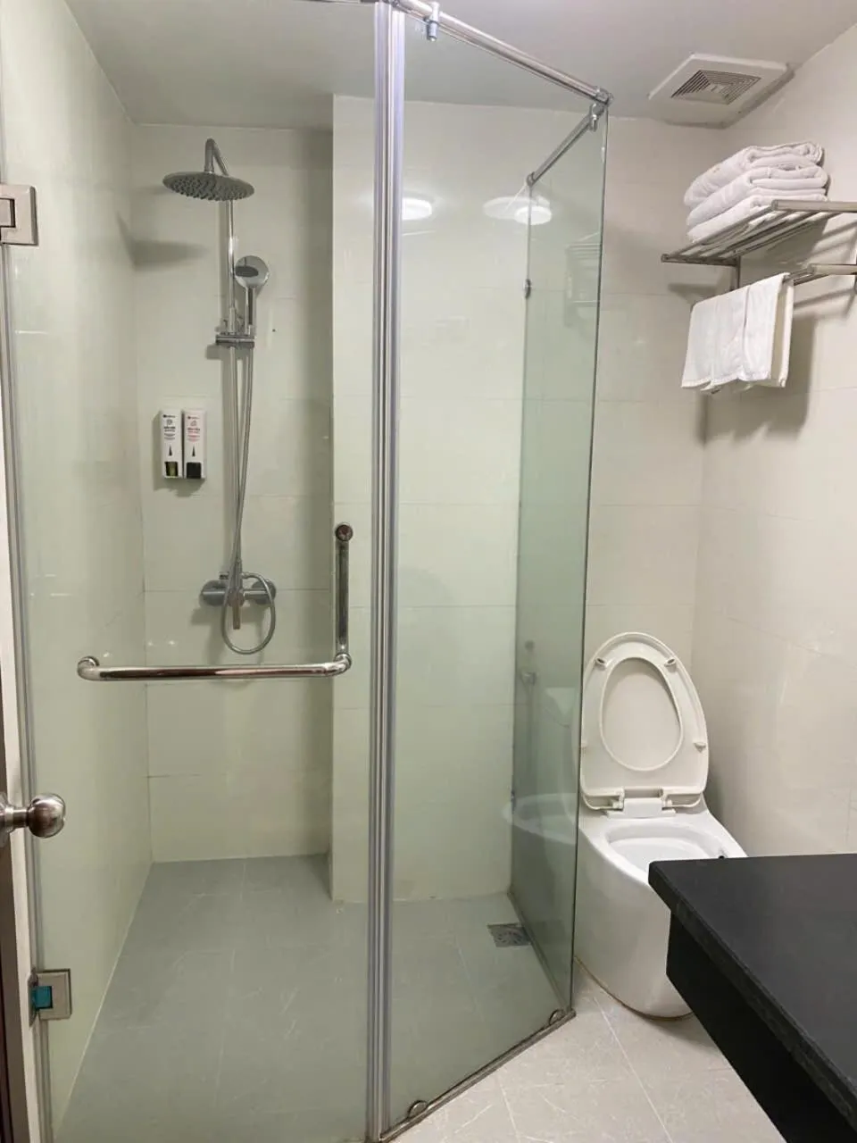 Shower in Moon Hotel Cau Giay