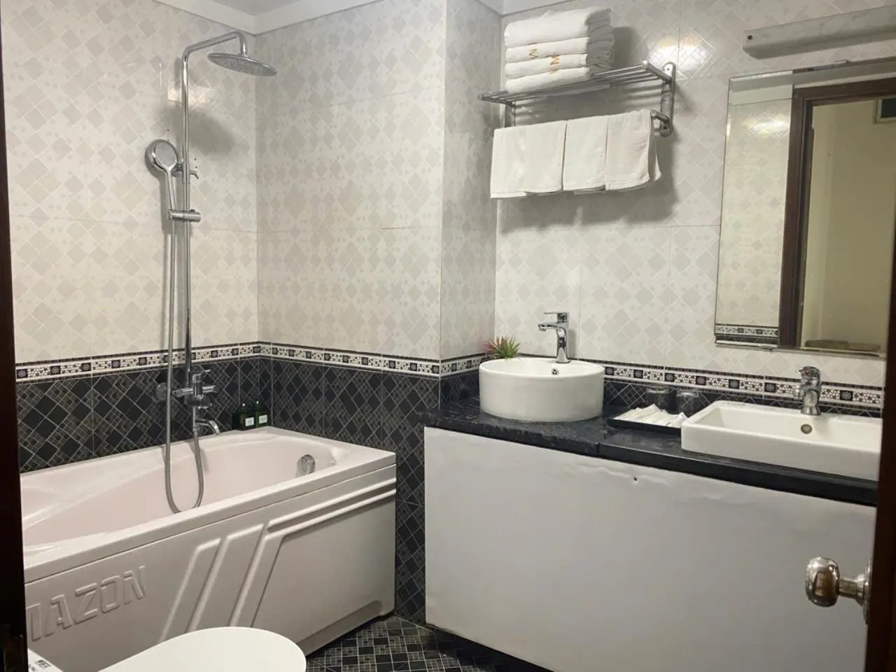 Shower in Moon Hotel Cau Giay