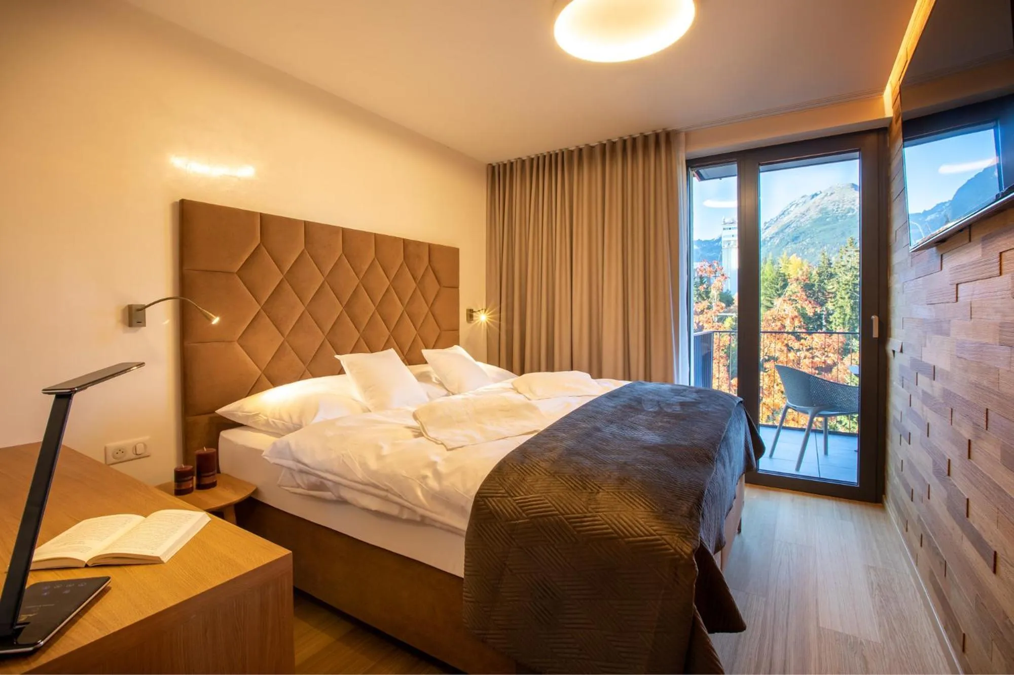 Photo of the whole room, Bed in APLEND Lake Resort