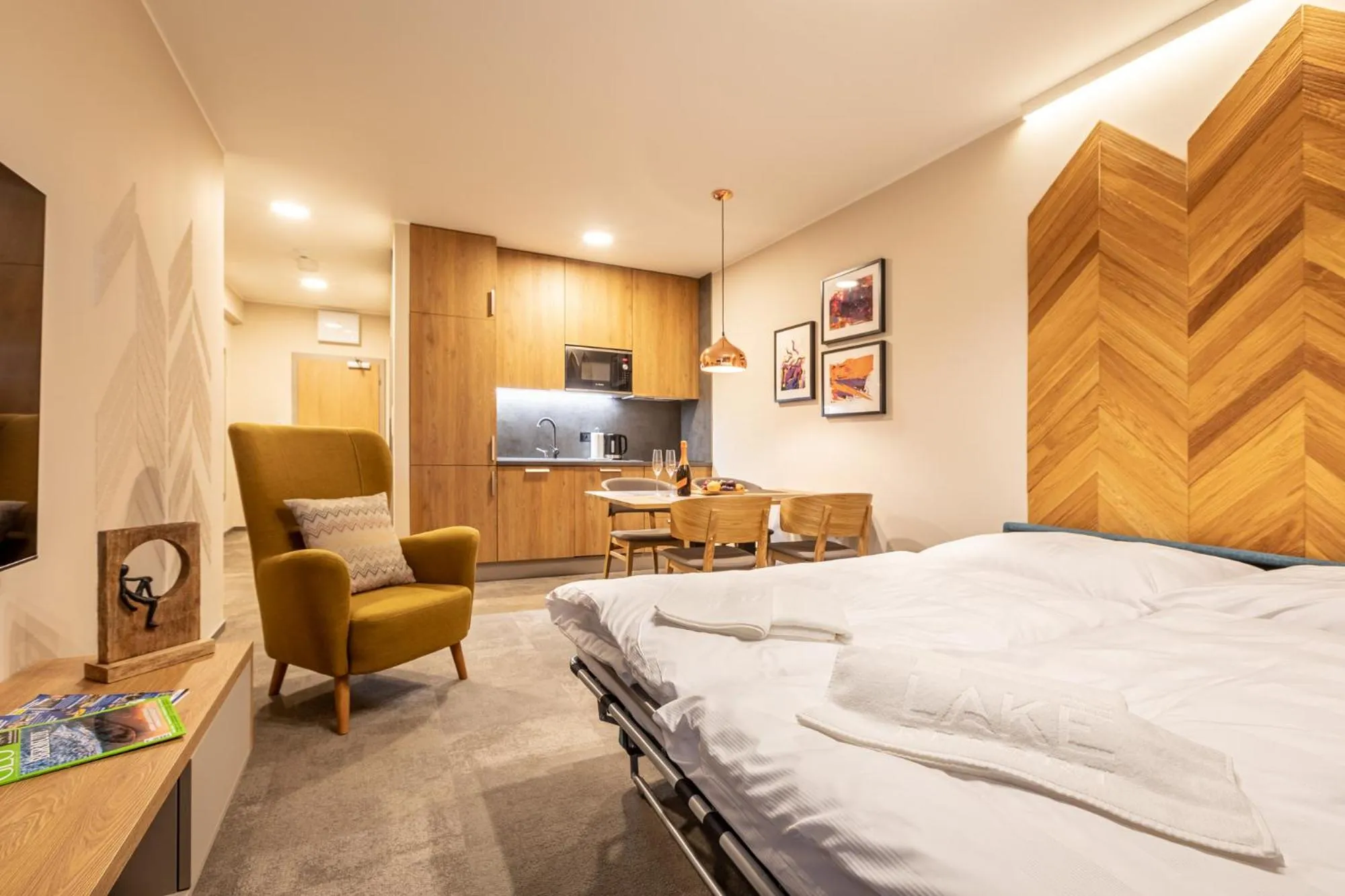 Living room, Bed in APLEND Lake Resort