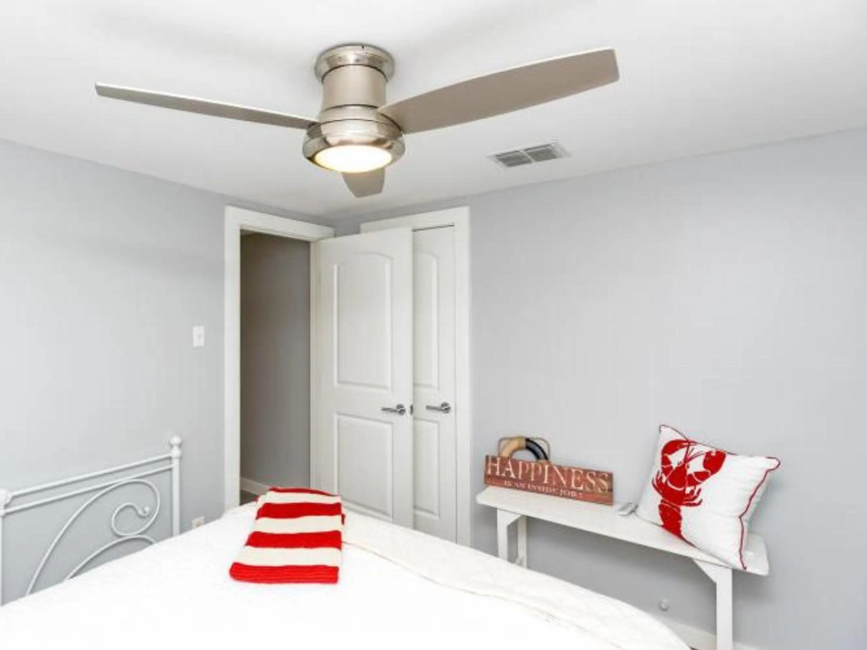 Property building, Bed in Cape Cod Cottage