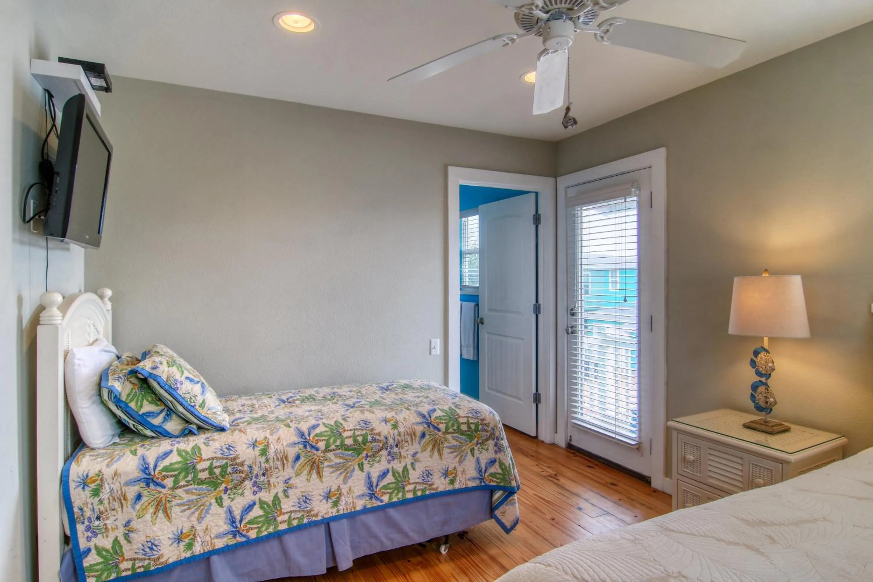 Property building, Bed in The Ohana Hut