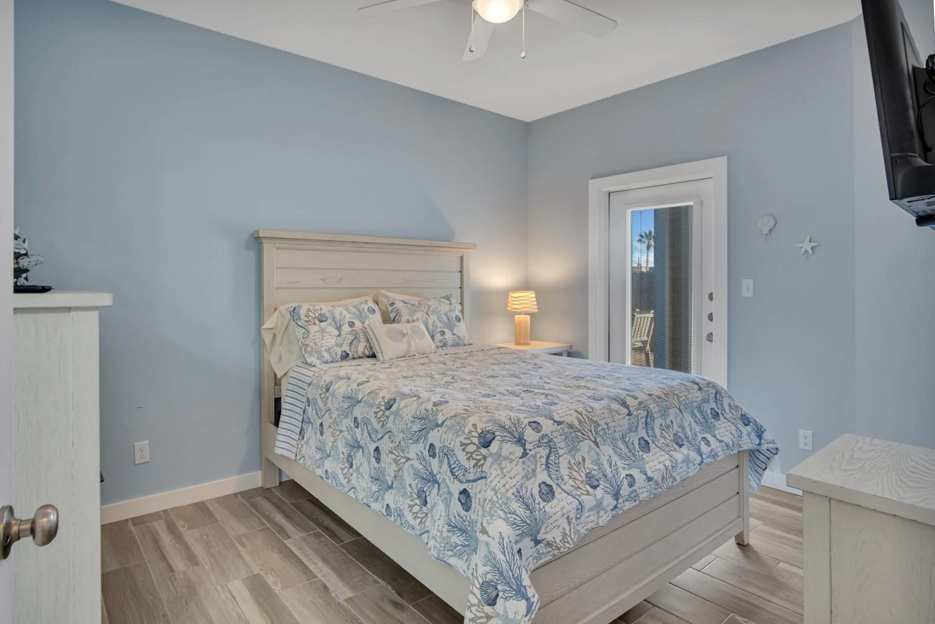 Property building, Bed in Fin And Tonic