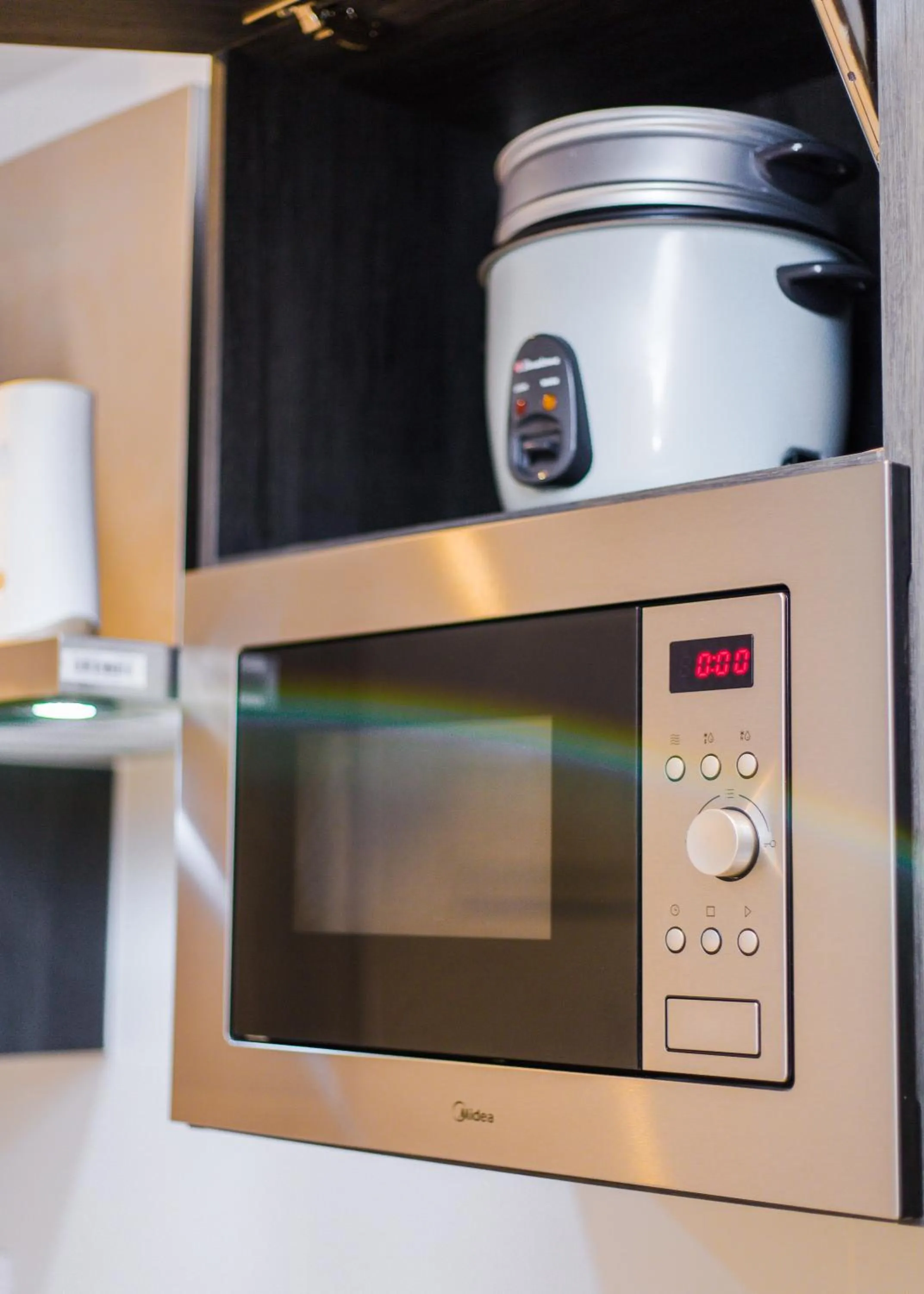 microwave in Accra Luxury Apartments @ The Lennox