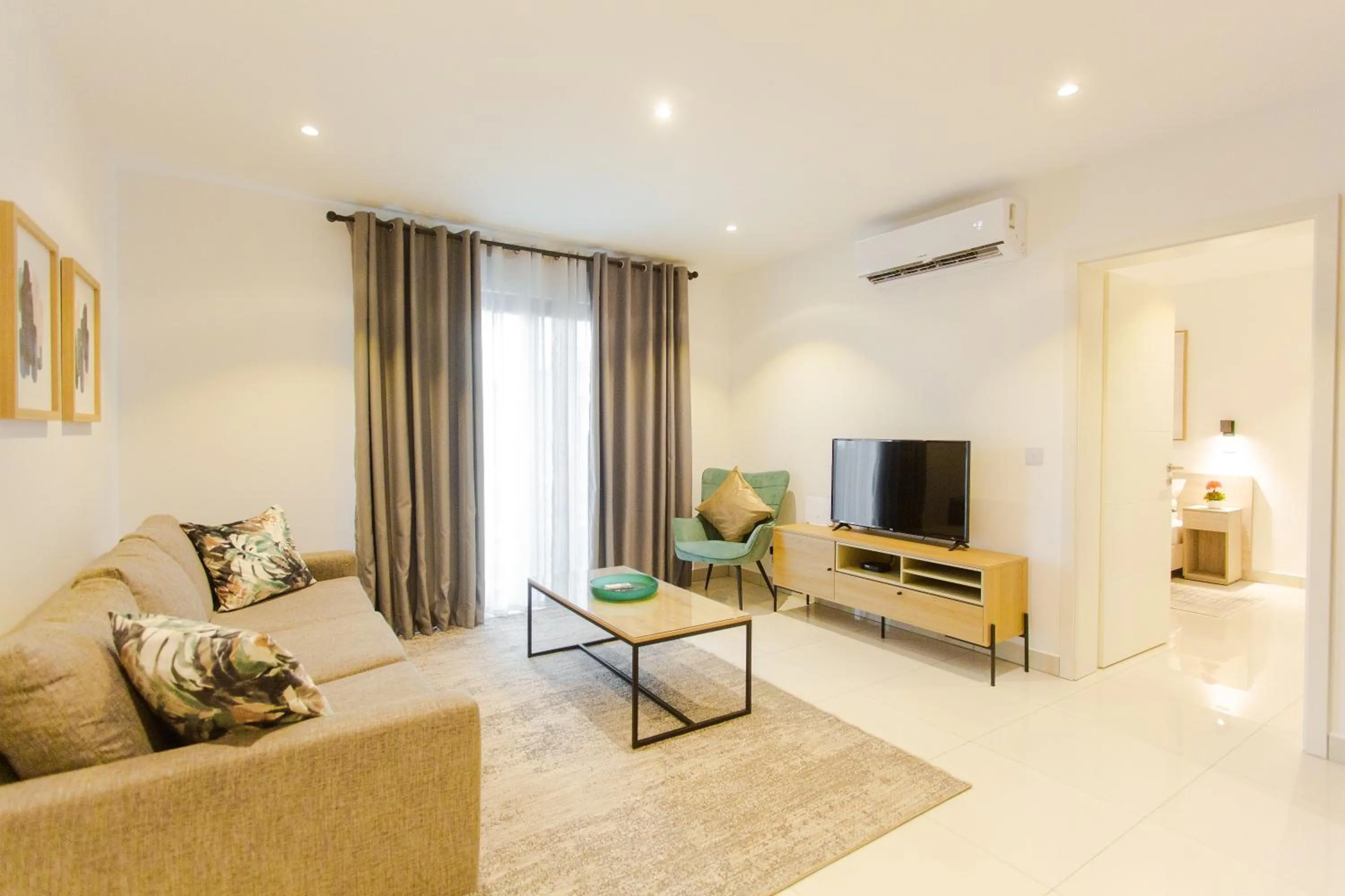 TV and multimedia in Accra Luxury Apartments @ The Lennox
