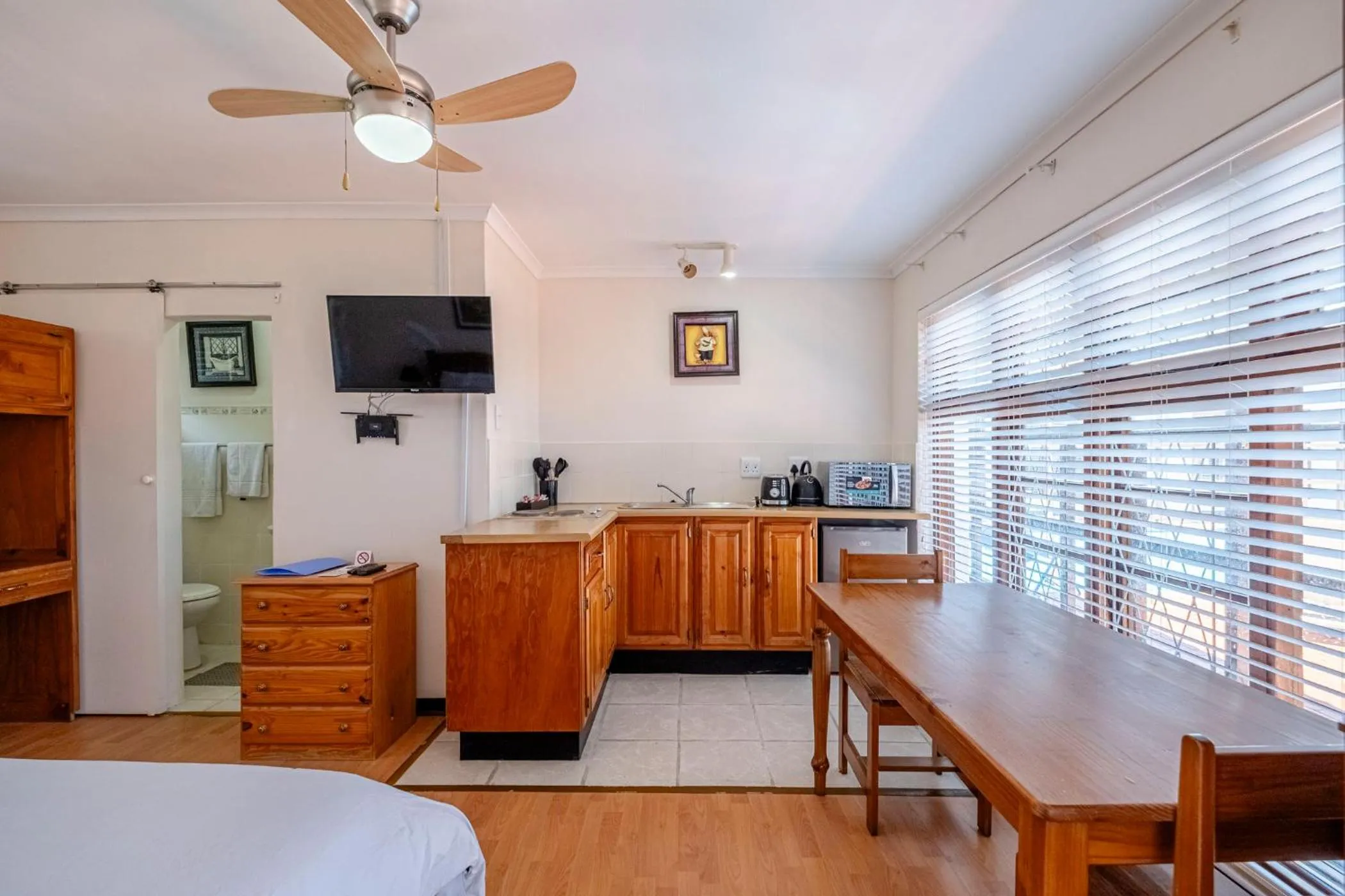 Kitchen or kitchenette, Bed in 5 Third Avenue Guesthouse