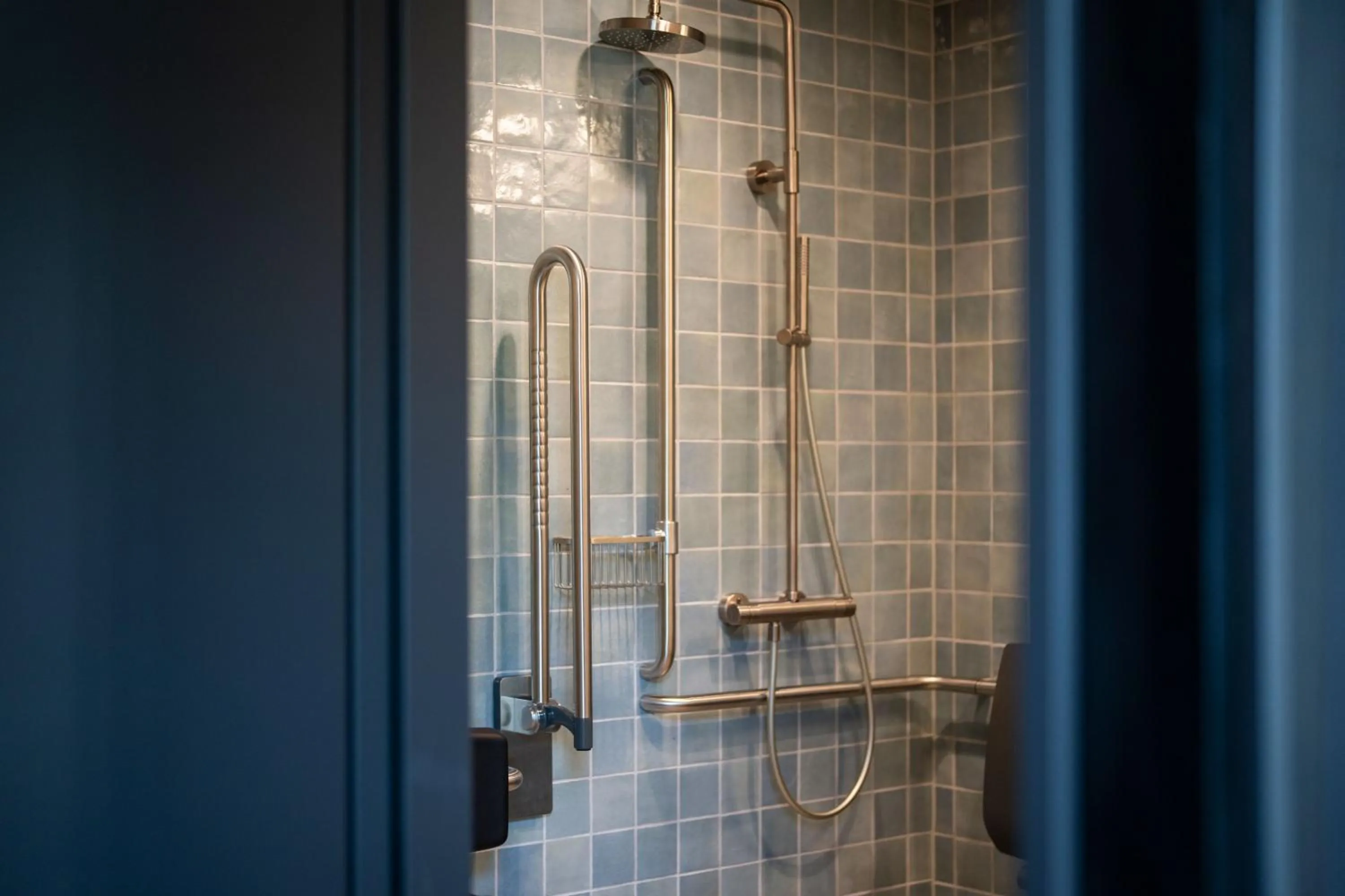 Shower in Tailormade Hotel LEO St Gallen