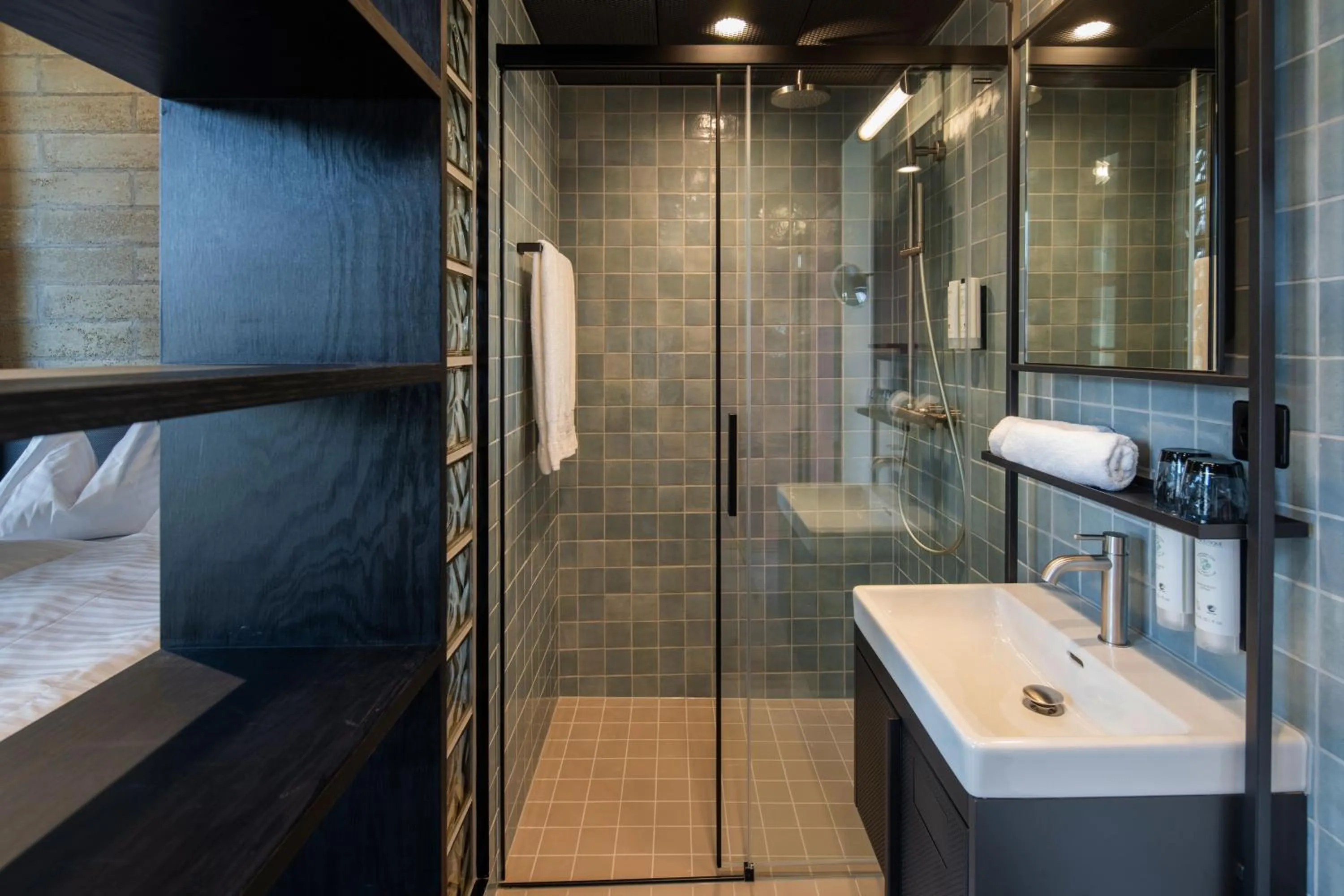 Bathroom, Bed in Tailormade Hotel LEO St Gallen