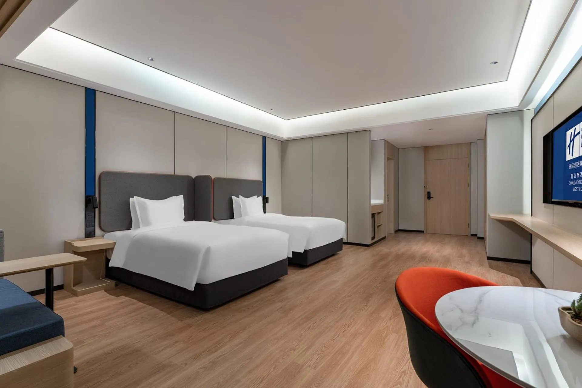 Photo of the whole room, Bed in Holiday Inn Express Qingdao Northern West Coast by IHG