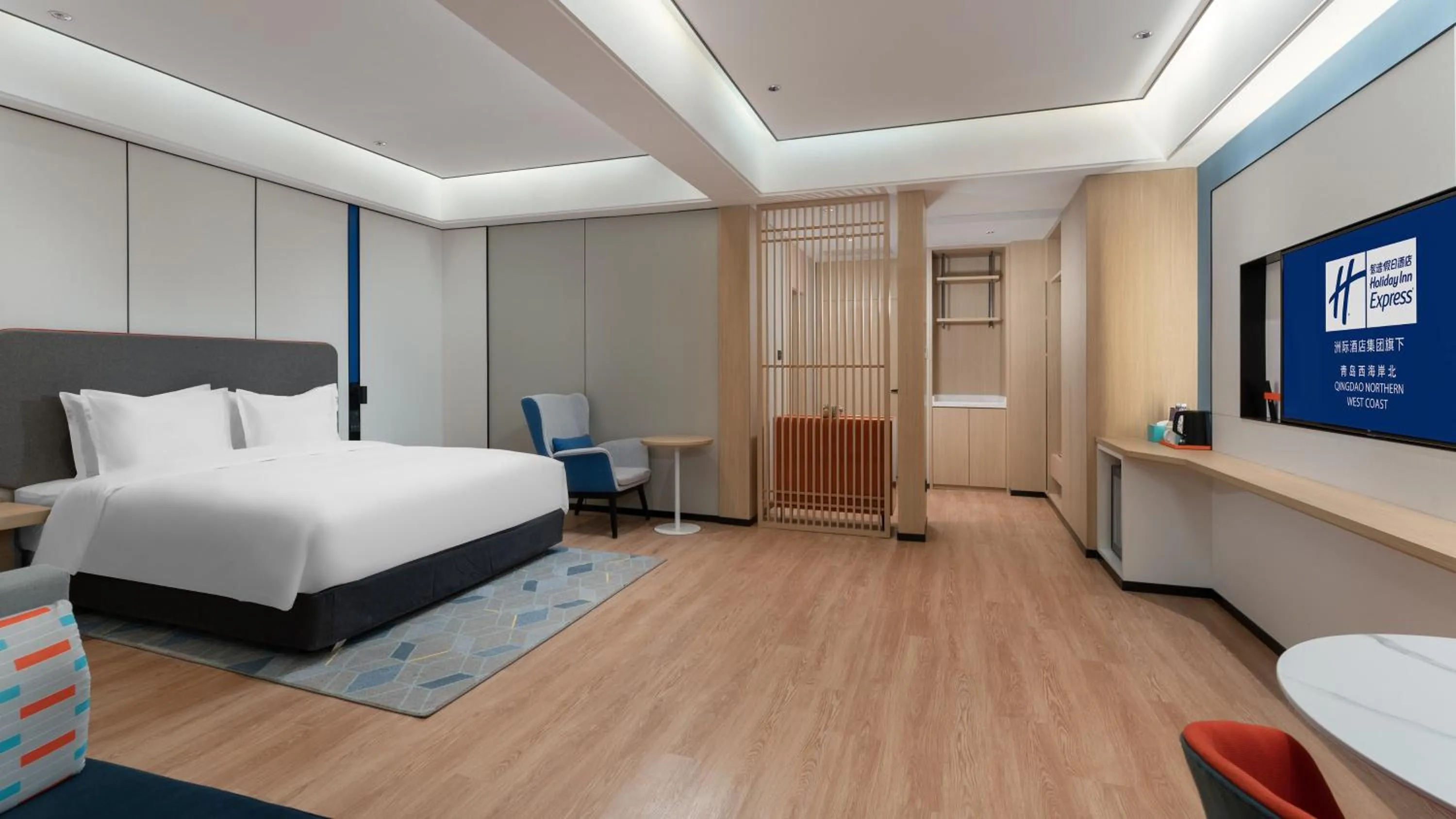 Photo of the whole room, Bed in Holiday Inn Express Qingdao Northern West Coast by IHG