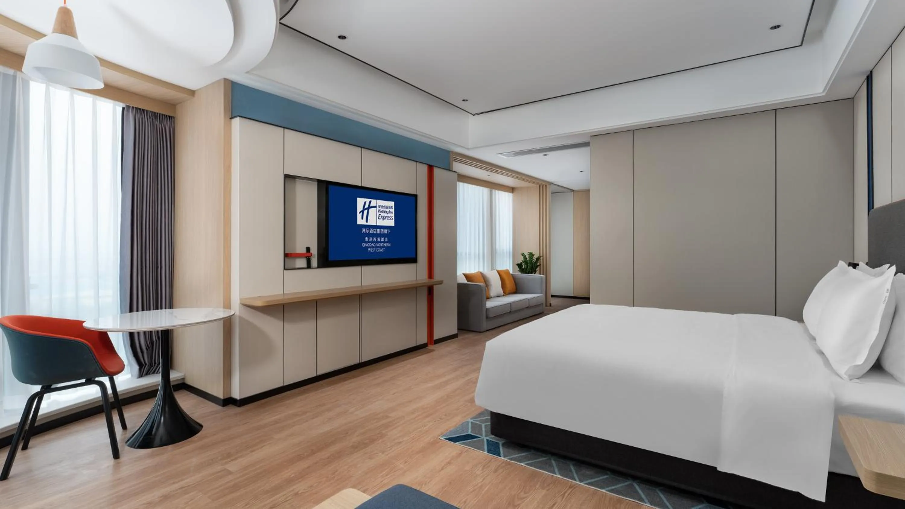 Photo of the whole room, Bed in Holiday Inn Express Qingdao Northern West Coast by IHG