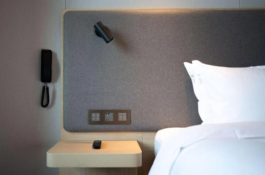 Bed in Holiday Inn Express Qingdao Northern West Coast by IHG