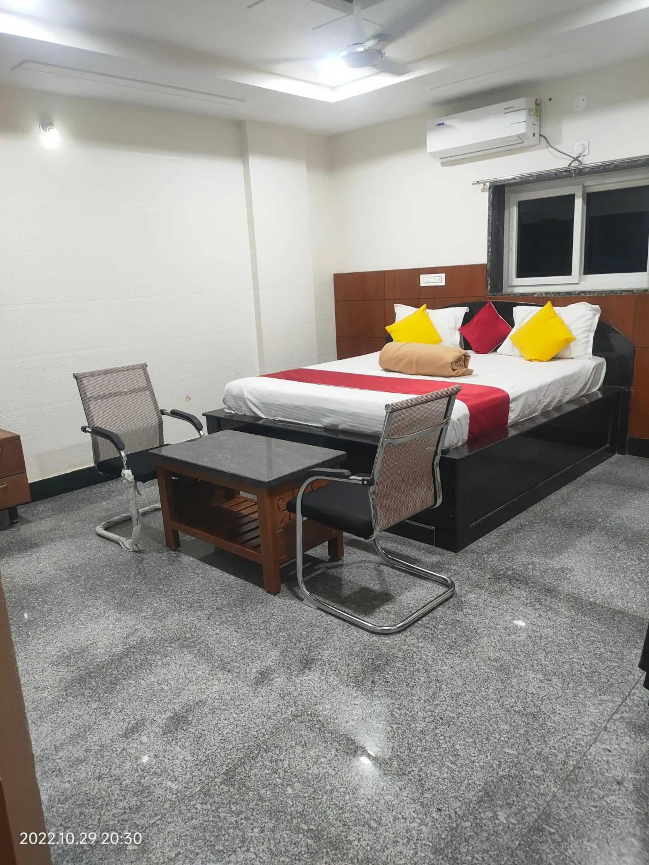 Bedroom, Bed in Hotel New Maruthi Inn, LB Nagar