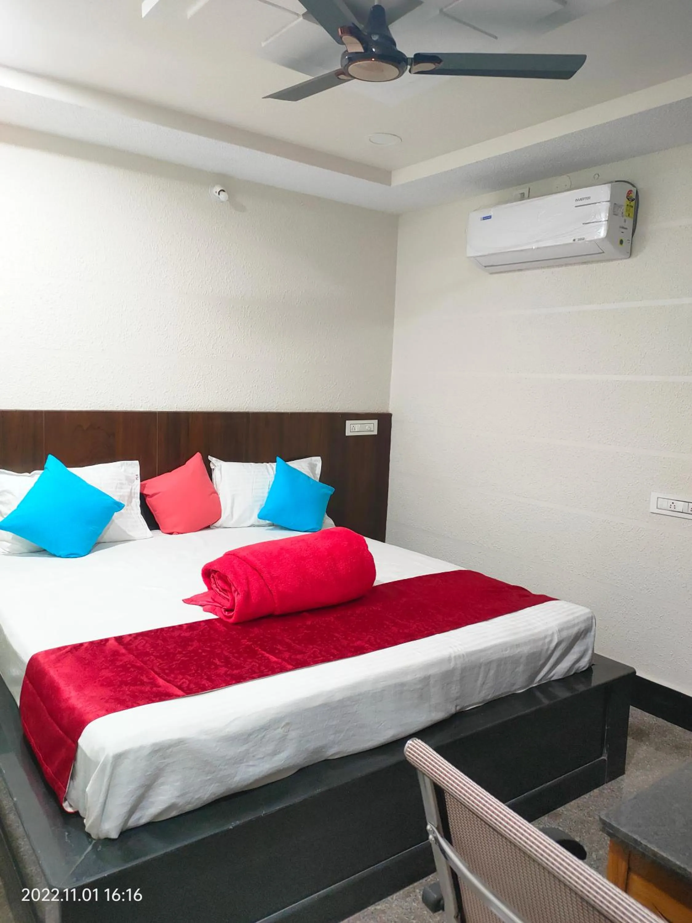 TV and multimedia, Bed in Hotel New Maruthi Inn, LB Nagar