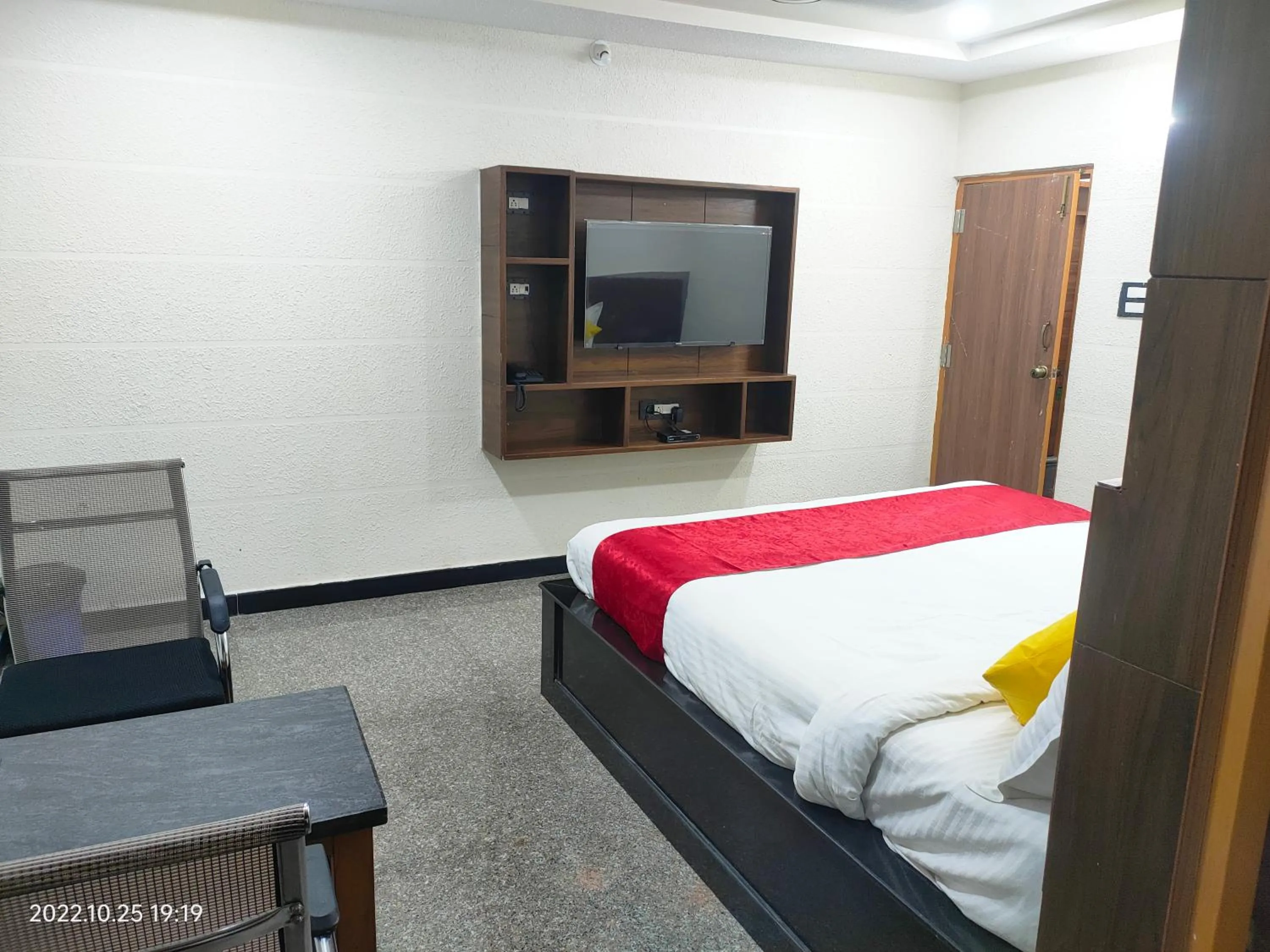 Bed in Hotel New Maruthi Inn, LB Nagar