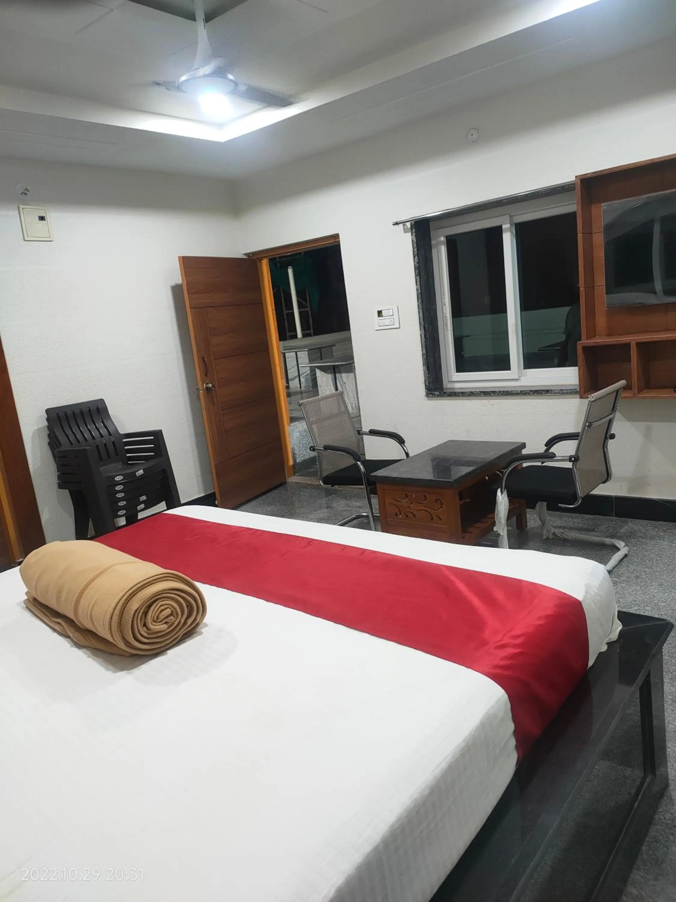 Bedroom, Bed in Hotel New Maruthi Inn, LB Nagar