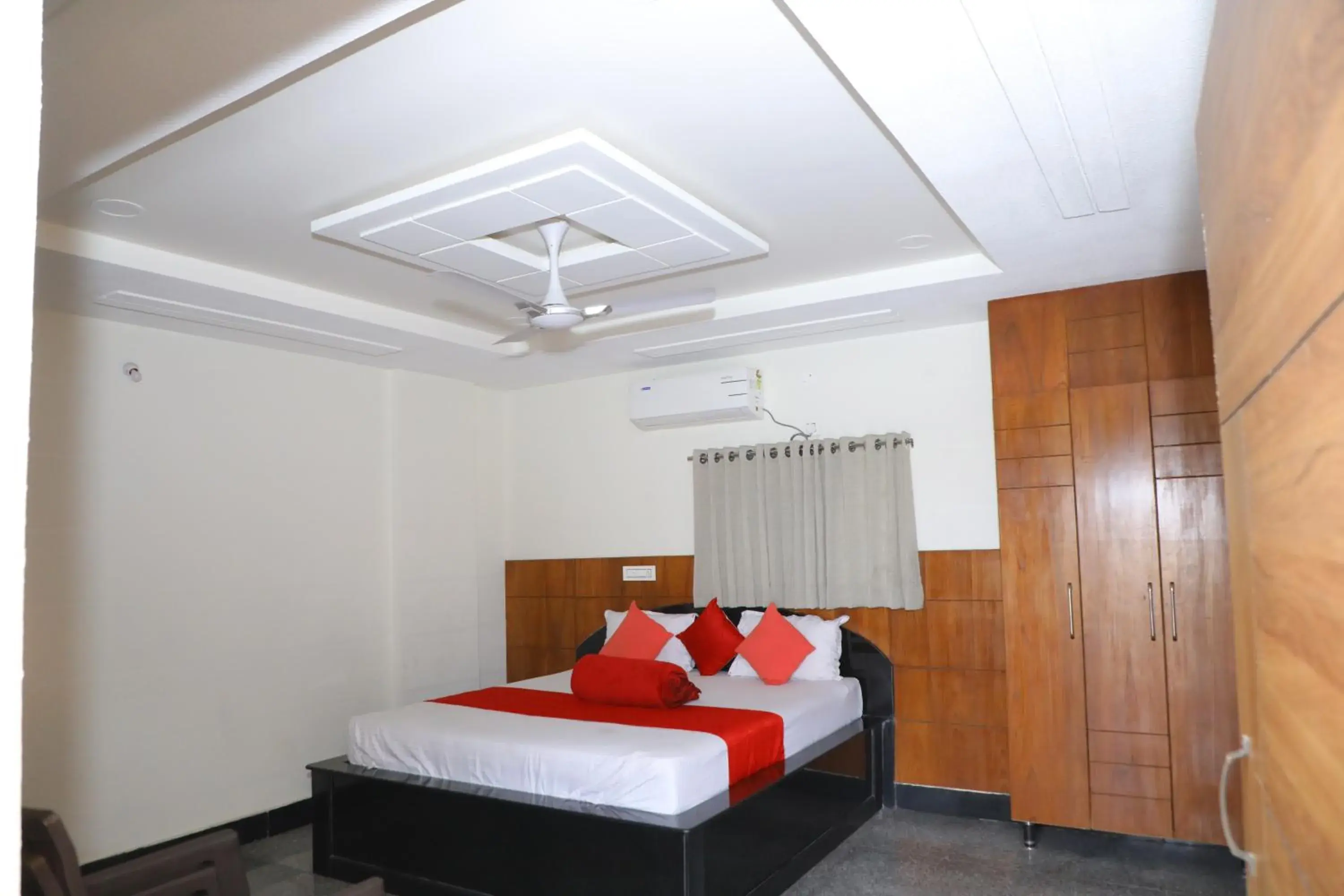 Deluxe Double Room - single occupancy in Hotel New Maruthi Inn, LB Nagar Deluxe Double Room - single occupancy in Hotel New Maruthi Inn, LB Nagar