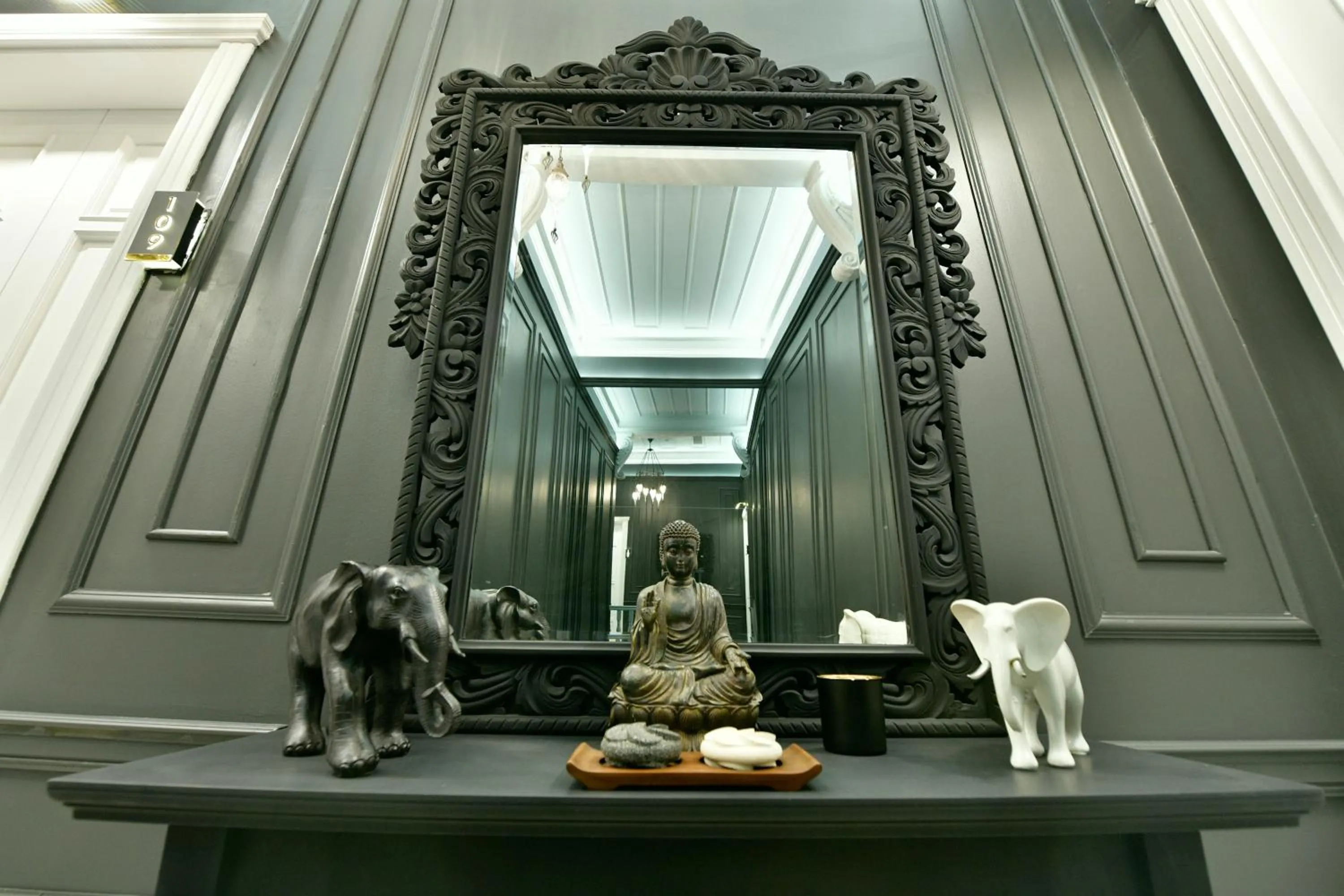 Decorative detail in Siyah Lale Cunda 1841