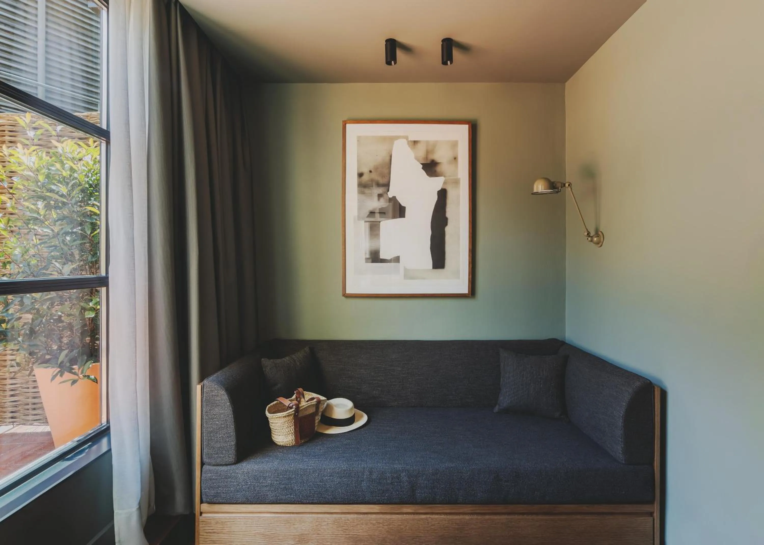 Photo of the whole room in Hotel Regina Barcelona