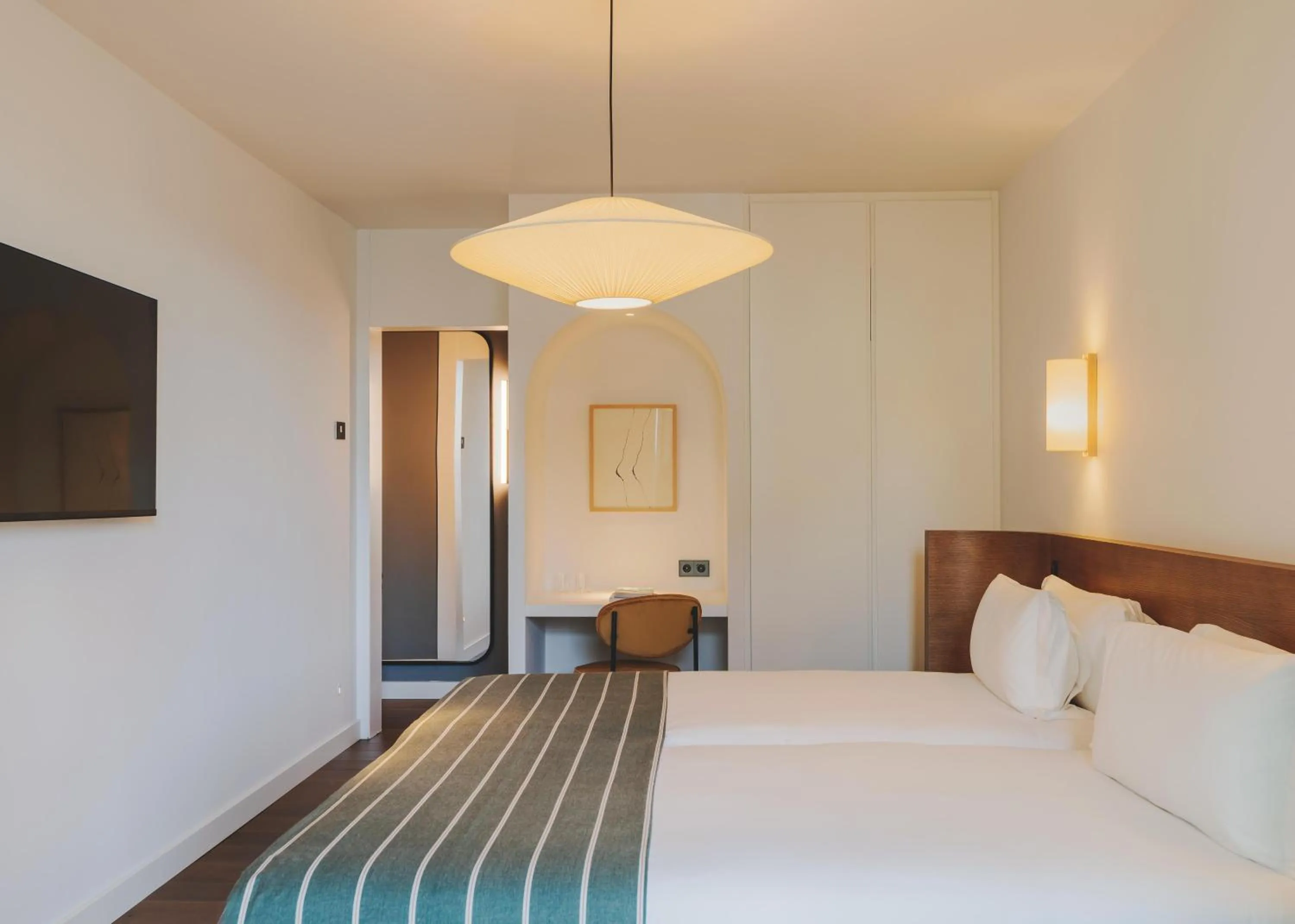 Photo of the whole room, Bed in Hotel Regina Barcelona