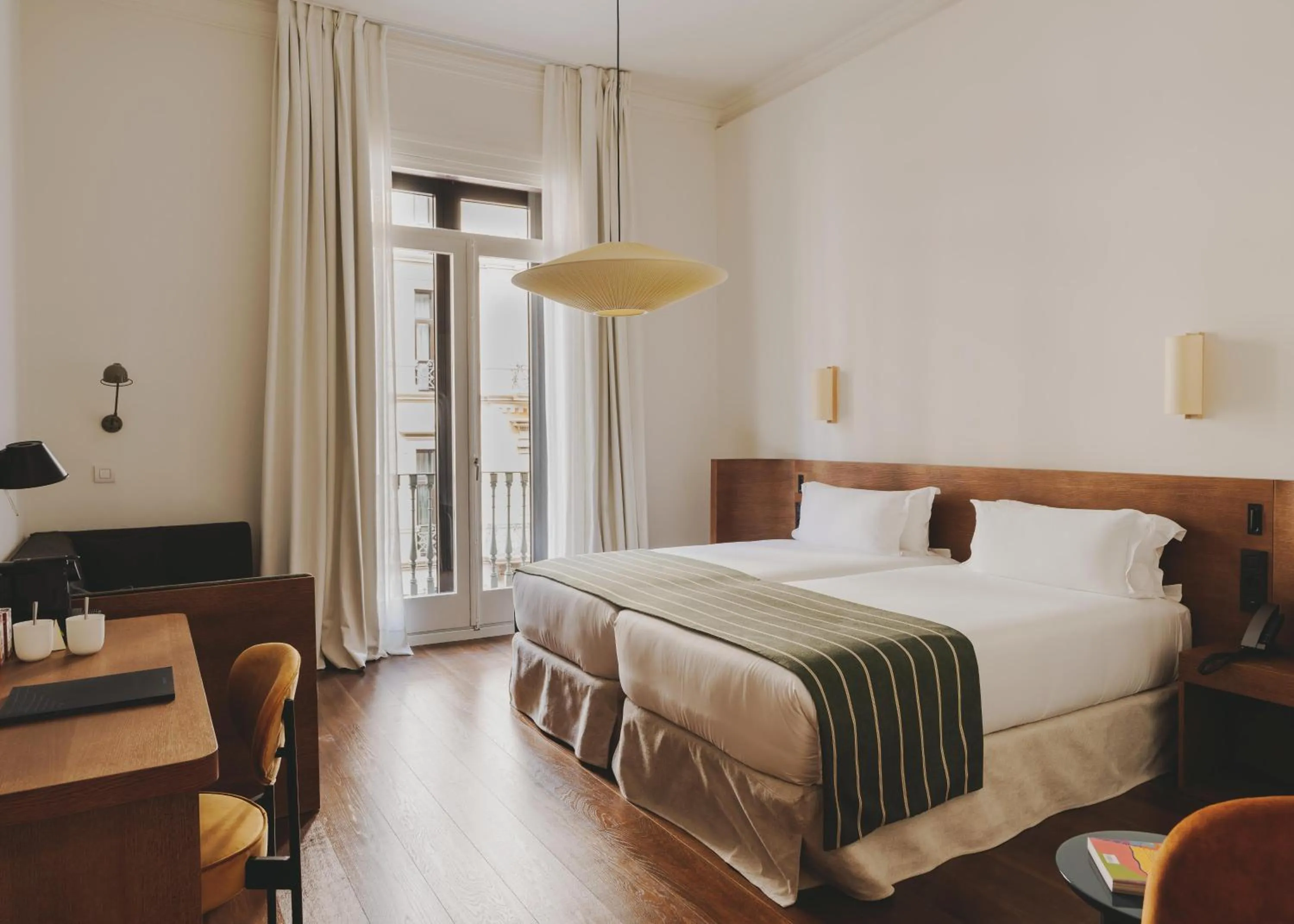 Photo of the whole room, Bed in Hotel Regina Barcelona