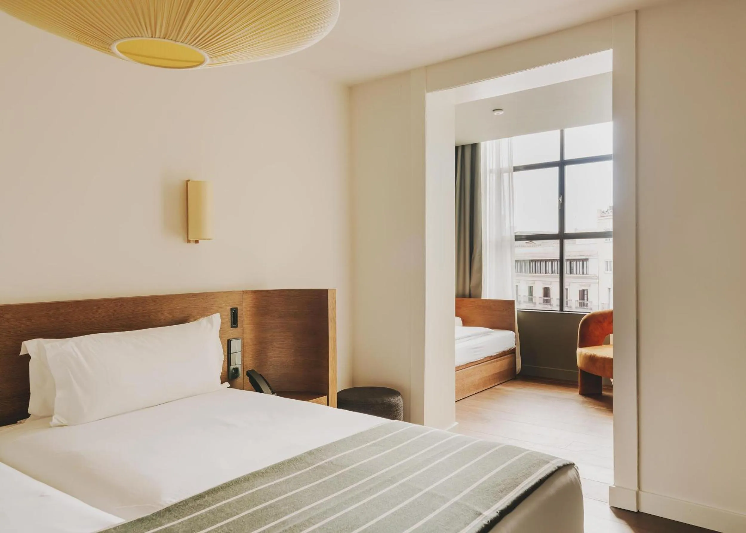 Photo of the whole room, Bed in Hotel Regina Barcelona